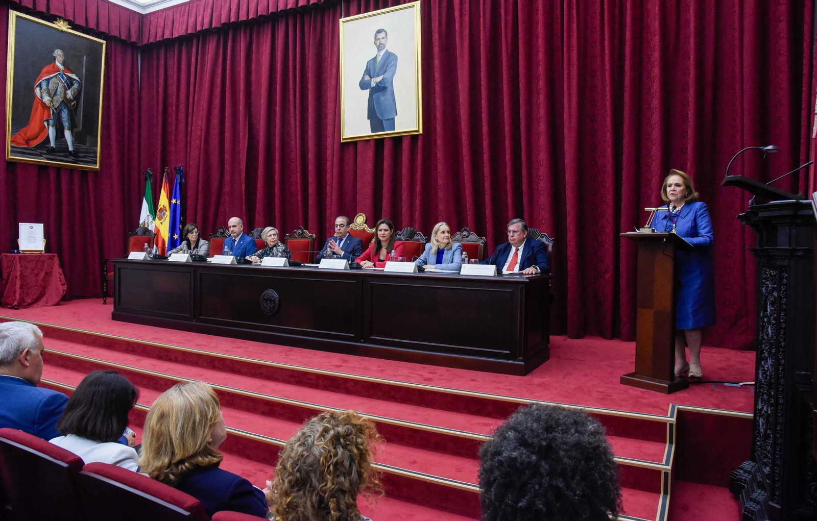 Imposición de la Medalla de la Universidad de Sevilla a Concha Yoldi