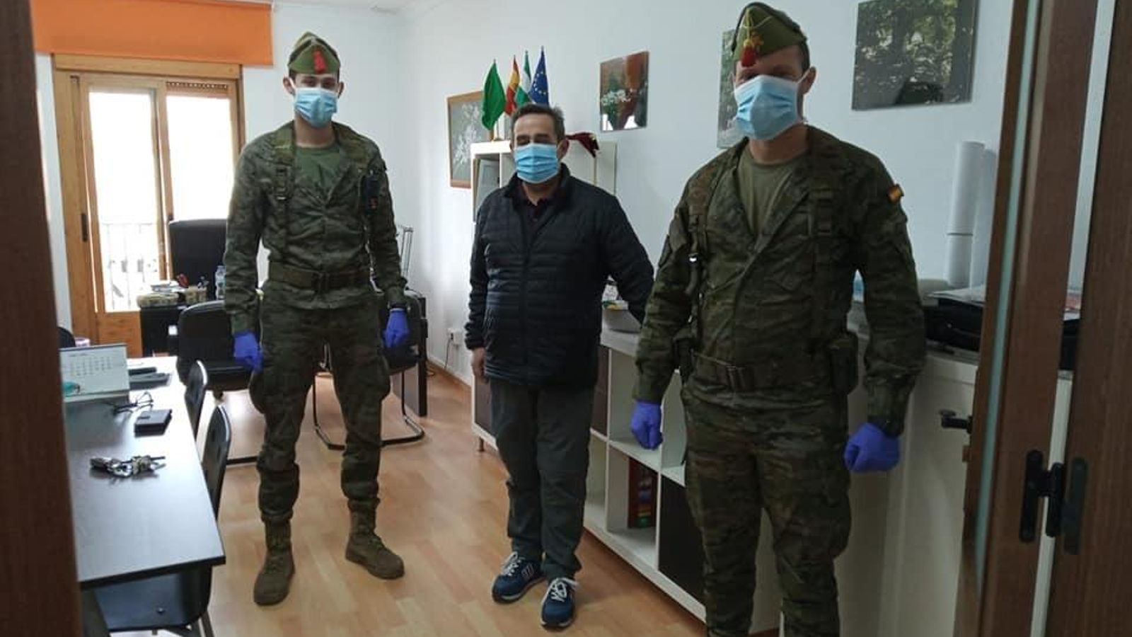 El alcalde, José Asensio recibe a militares participantes en las tareas de desinfección.