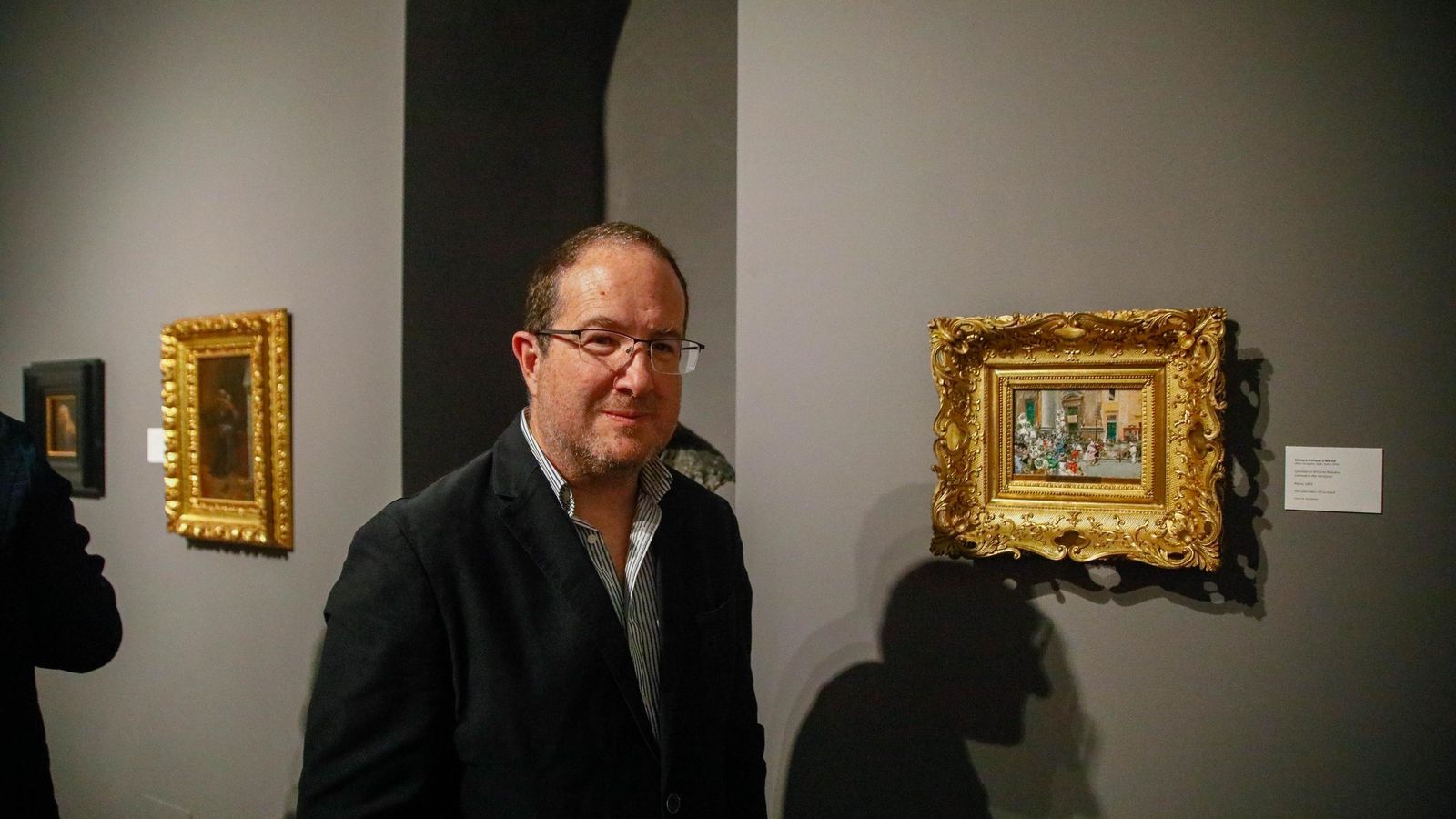 Andrés García Ibáñez disfrutando de la obra de Fortuny.