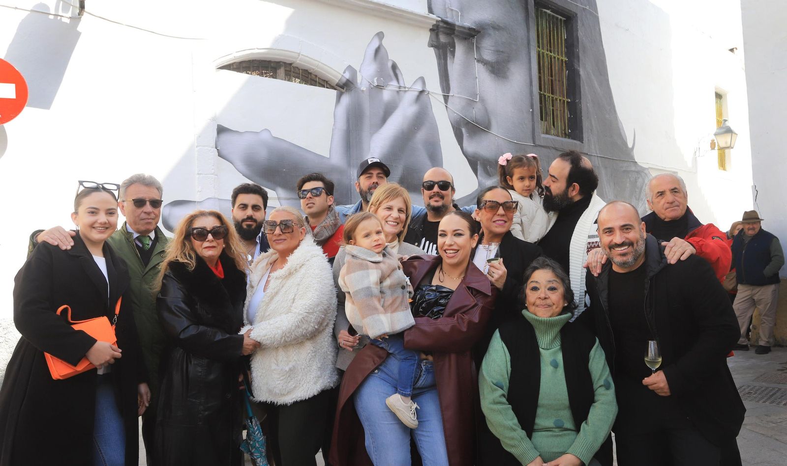 María José García-Pelayo, María Terremoto, Juan Carlos Toro, amigos y familiares, delante del mural.