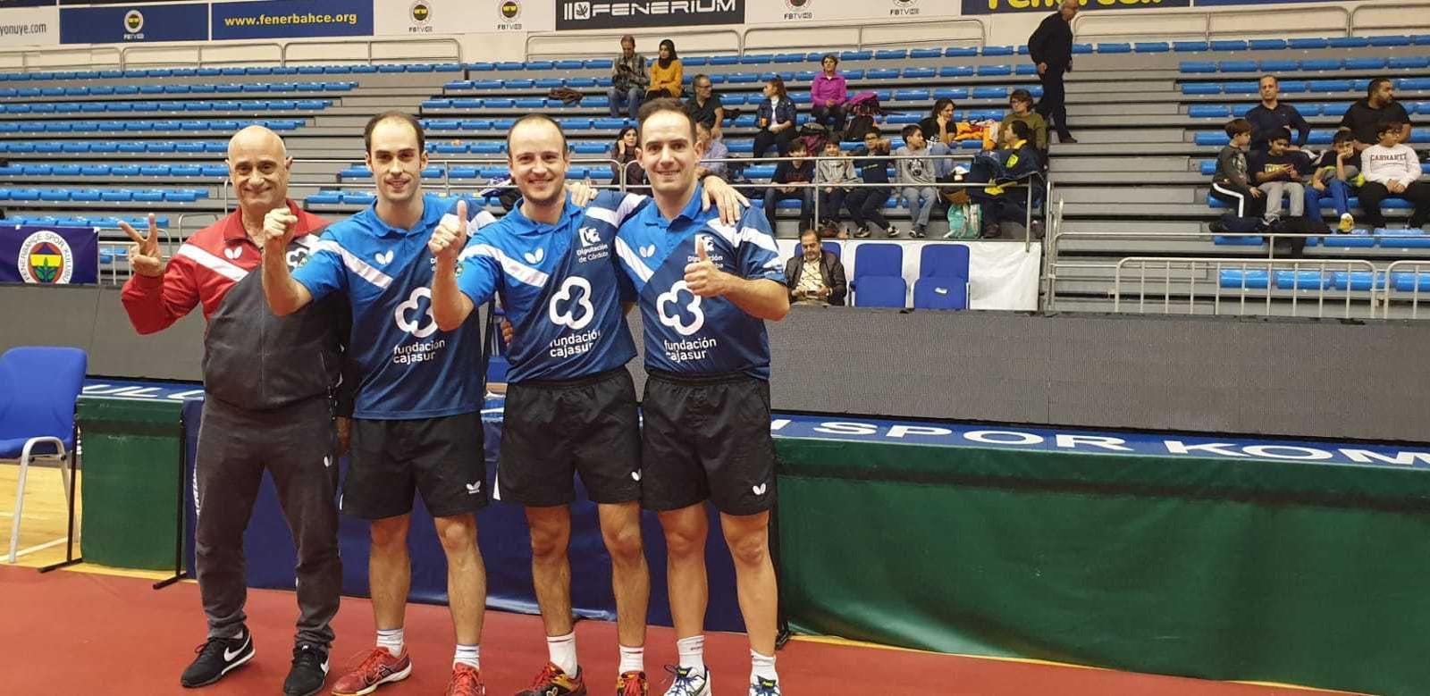 Los integrantes del Cajasur Priego, tras el choque de ayer en Estambul.