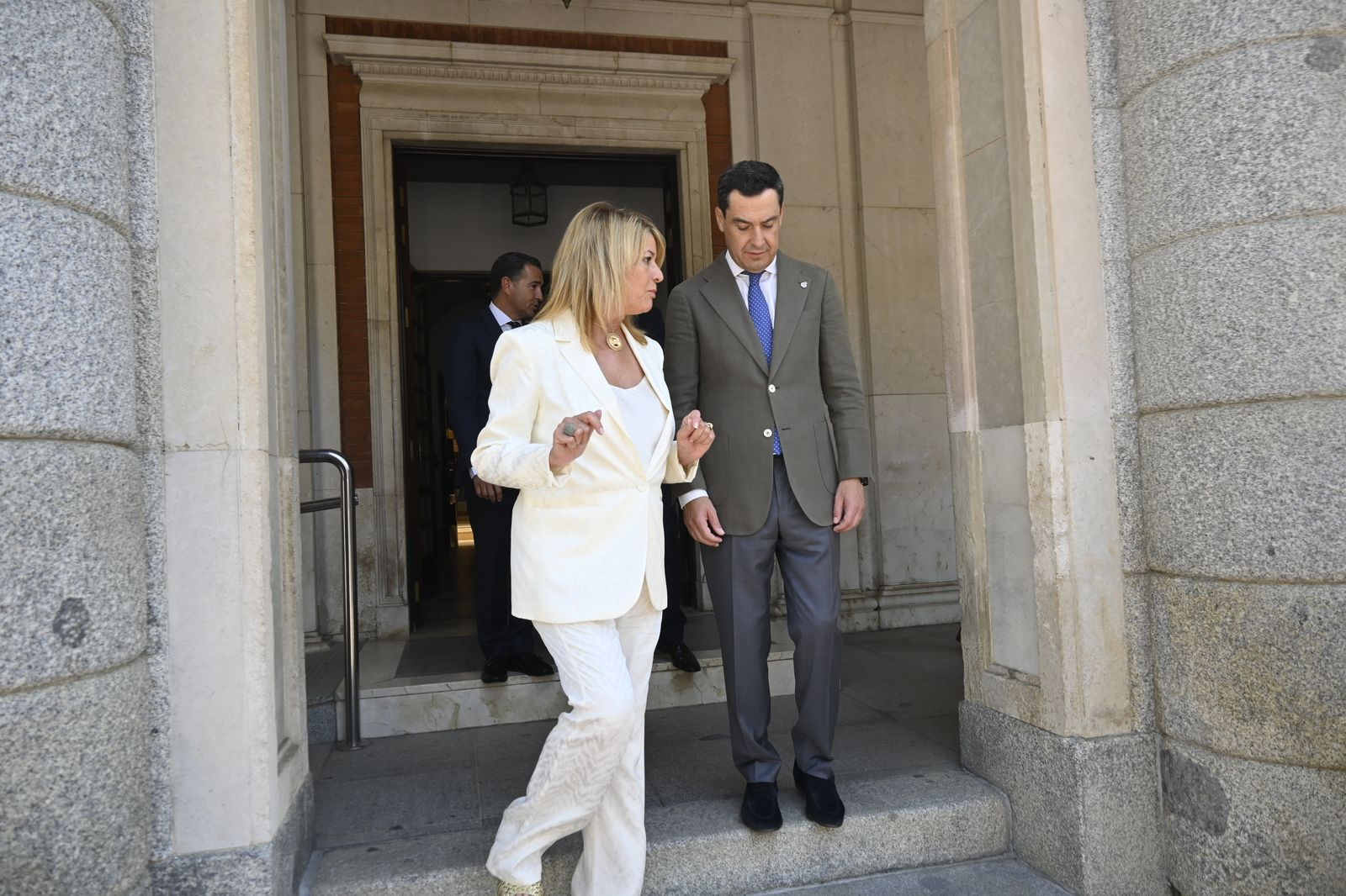 Visita de Juanma Moreno al Ayuntamiento de Huelva, en Imágenes