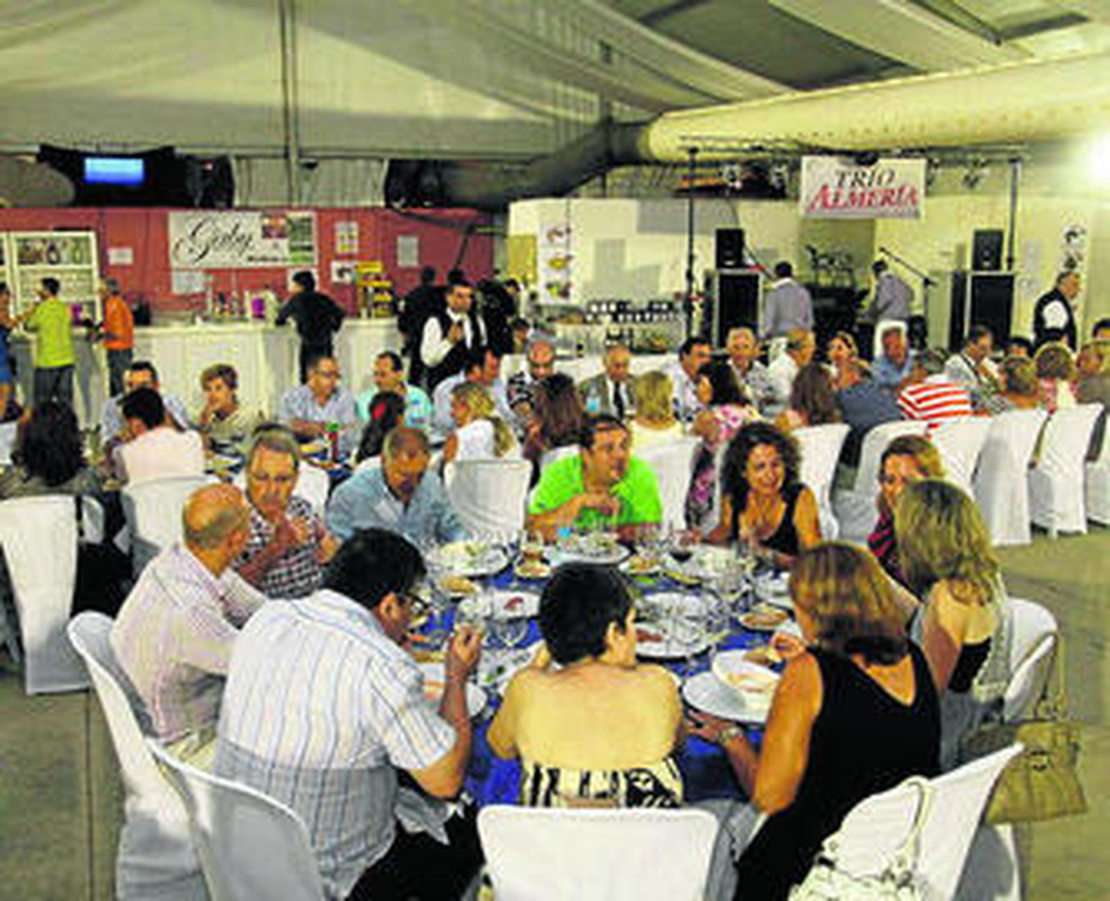 Más de 200 miembros del sindicato llenaron la caseta la noche del martes.