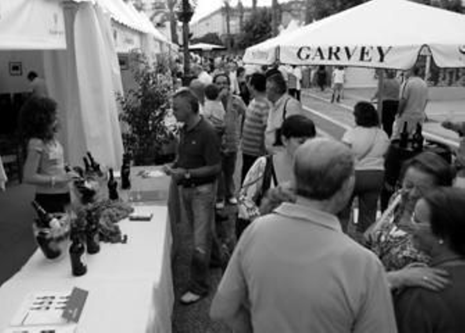 Los expositores, con decenas de personas degustando vino ayer por la tarde.