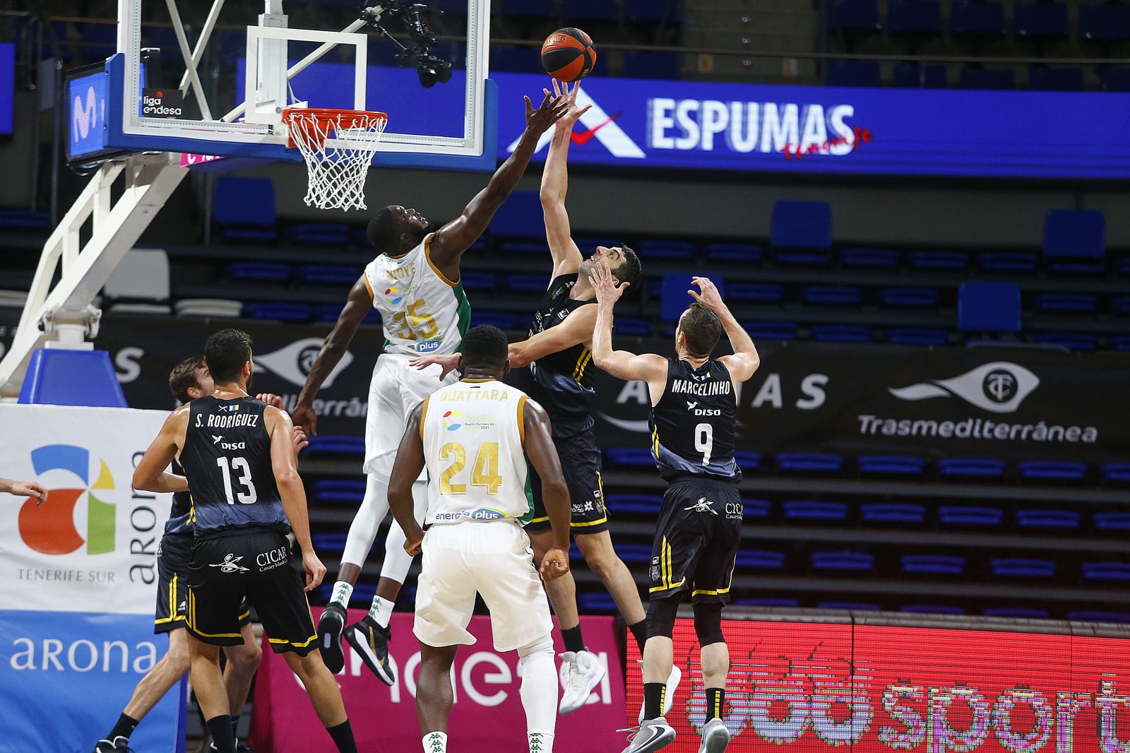 Ndoye pelea con Shermadini por un rebote.