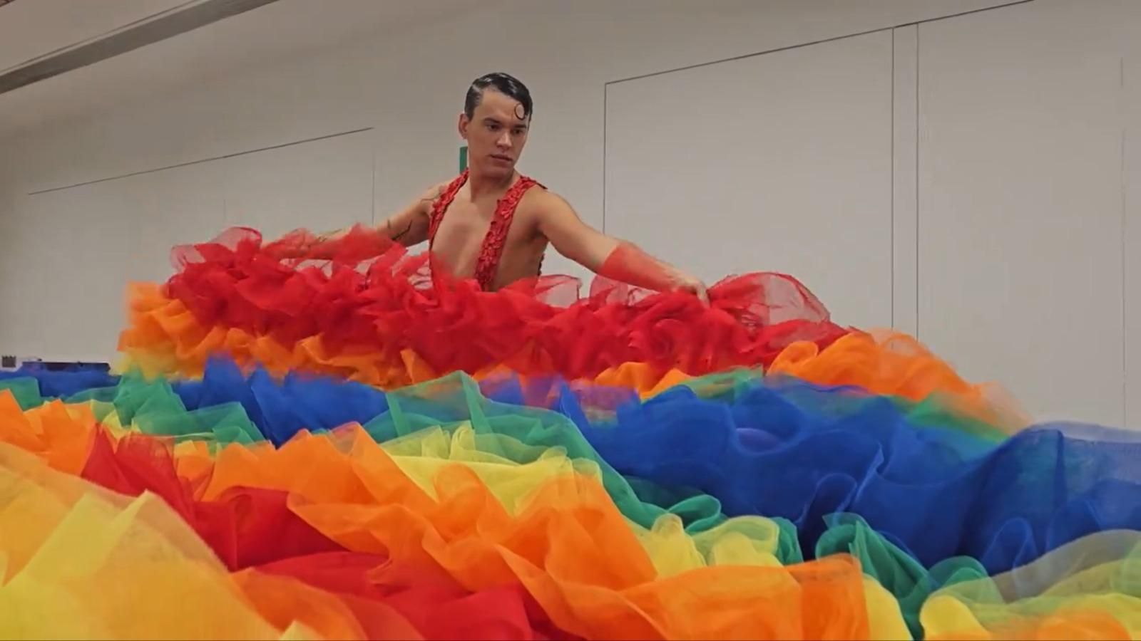 José Perea durante el proceso de creación de la bandera del Orgullo LGTBI+