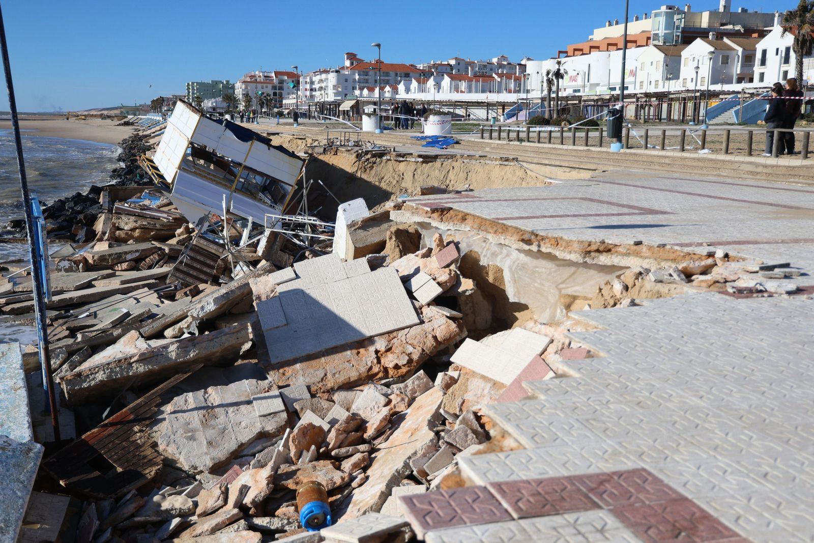 Estado que presenta el paseo marítimo.