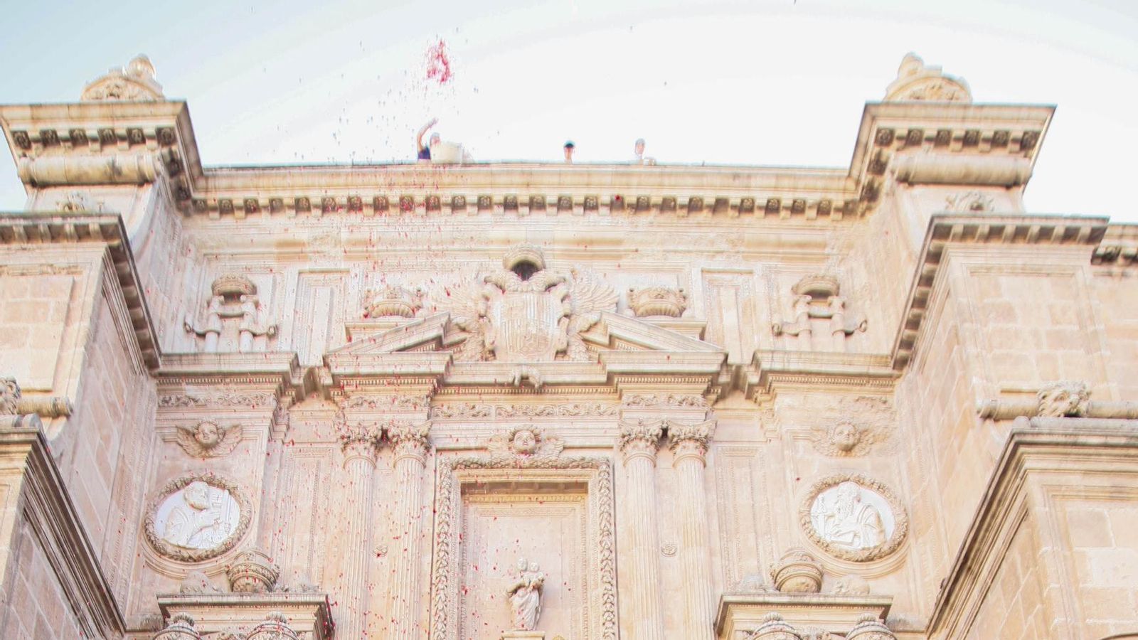 Vea la salida de la Hermandad de Los Ángeles de la Catedral de Almería