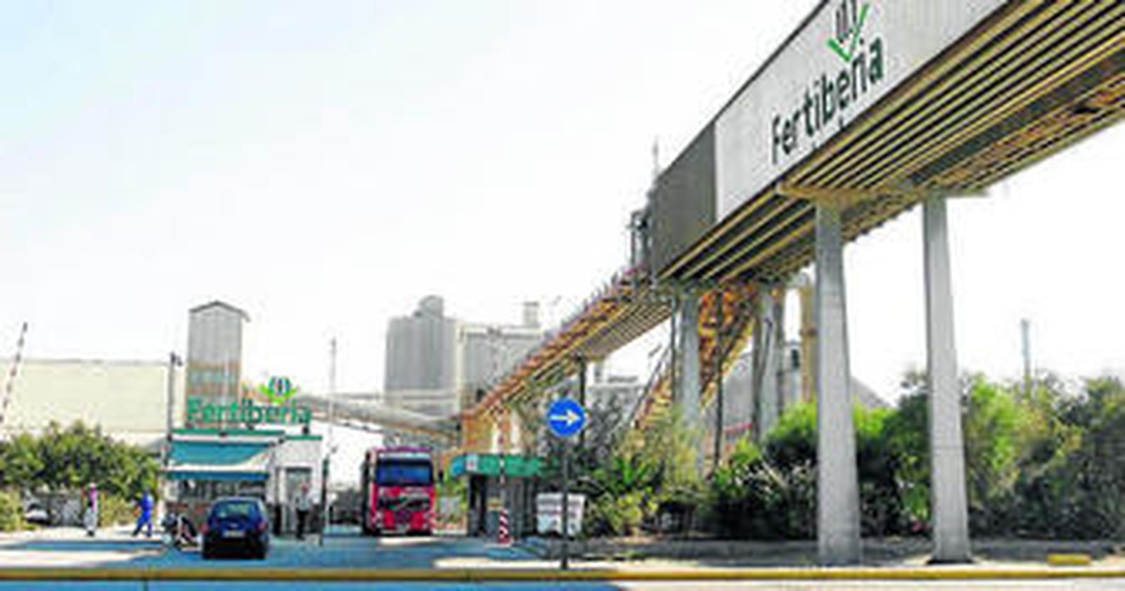 Entrada de la fábrica de Fertiberia en la avenida Francisco Montenegro.