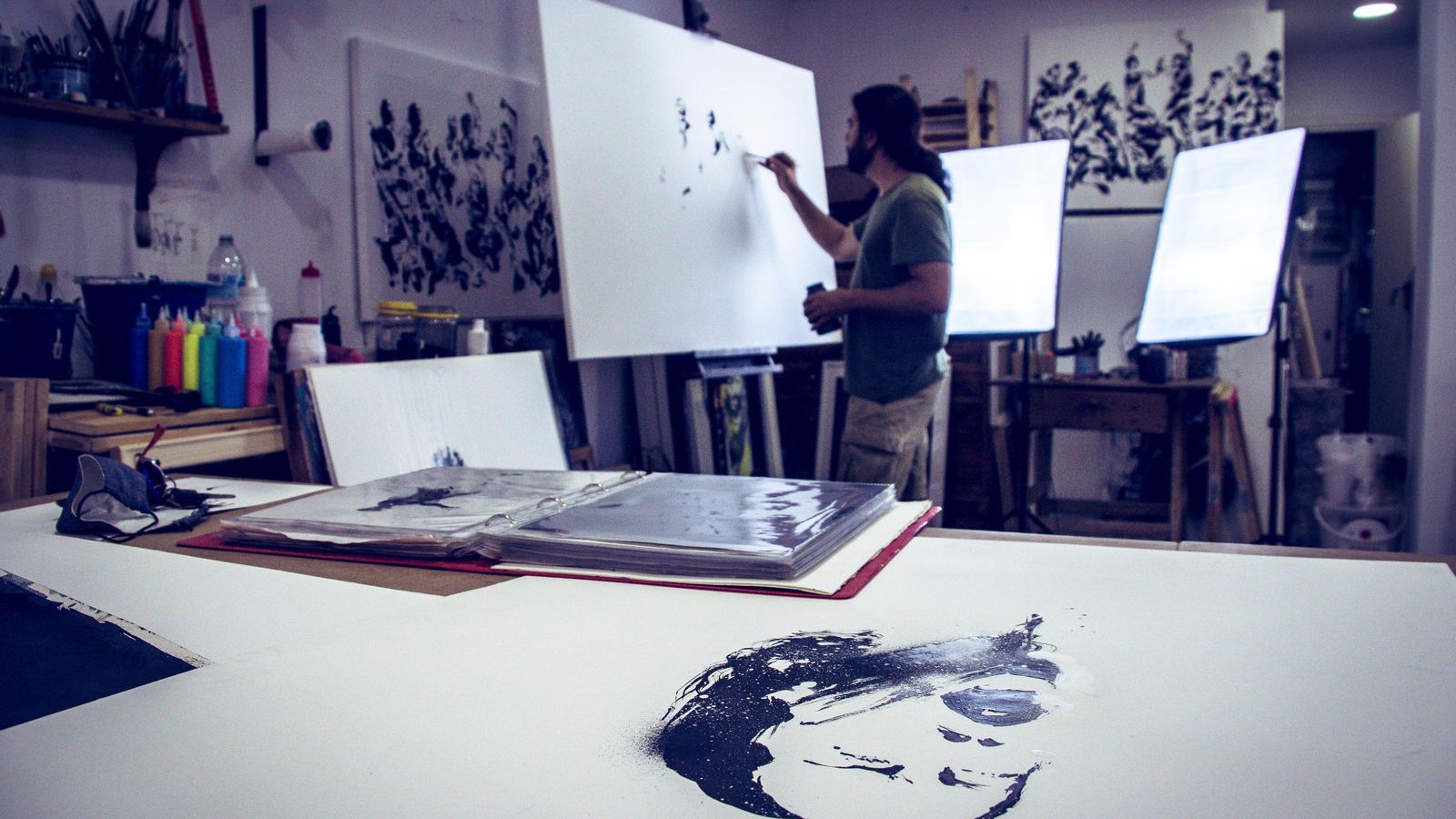 Patricio en su taller de pintura.