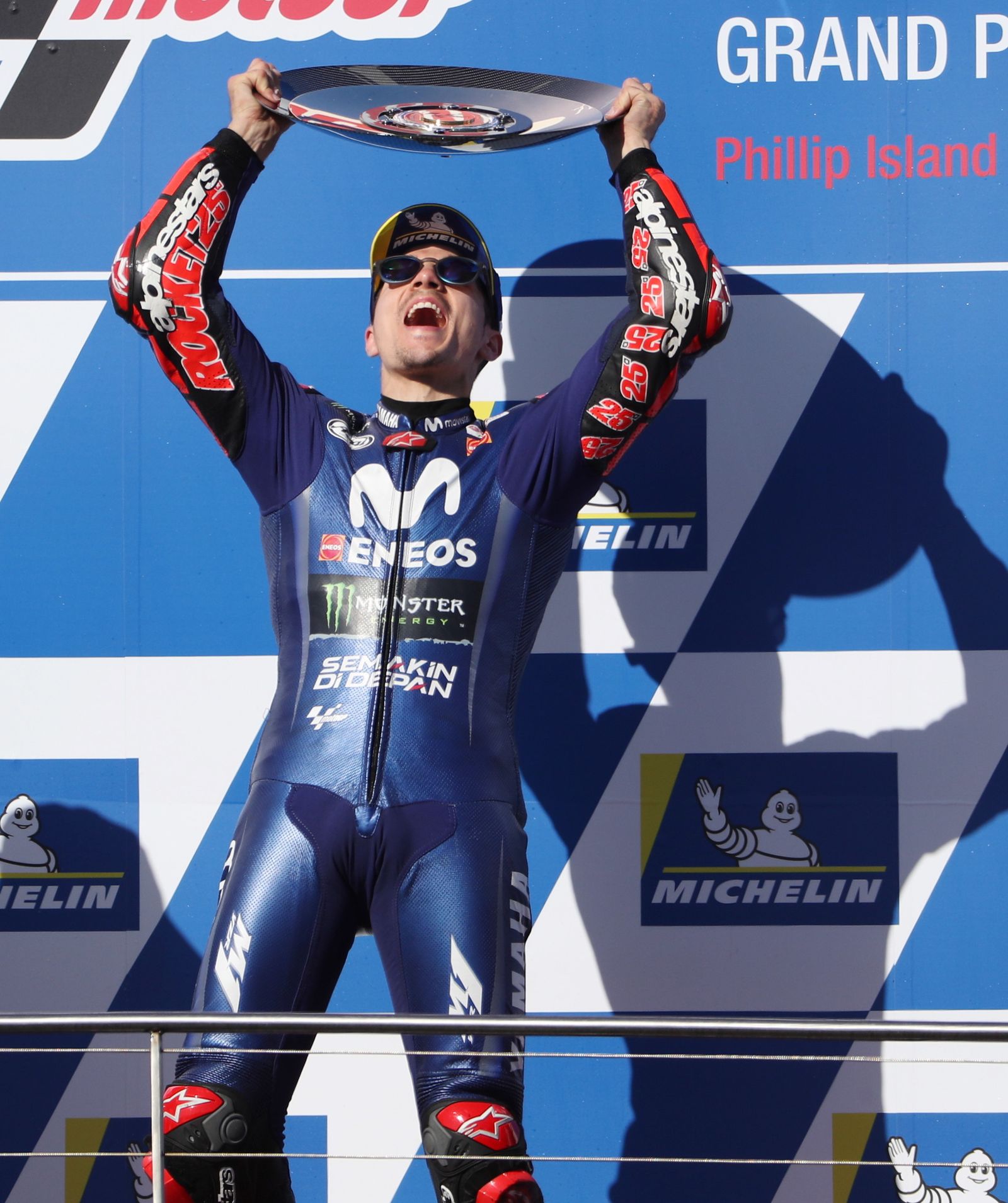 El español Maverick Viñales celebra su triunfo en el circuito de  Phillip Island.