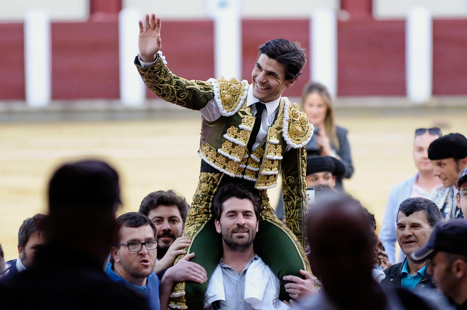 Aguado, a hombros, sale por la Puerta Grande en Valladolid.