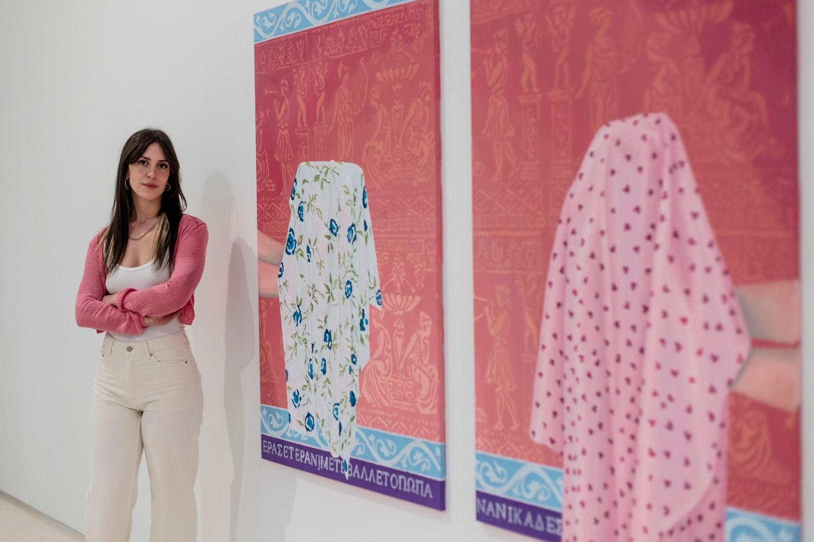 La malagueña Ana Pavón ante dos de sus obras.