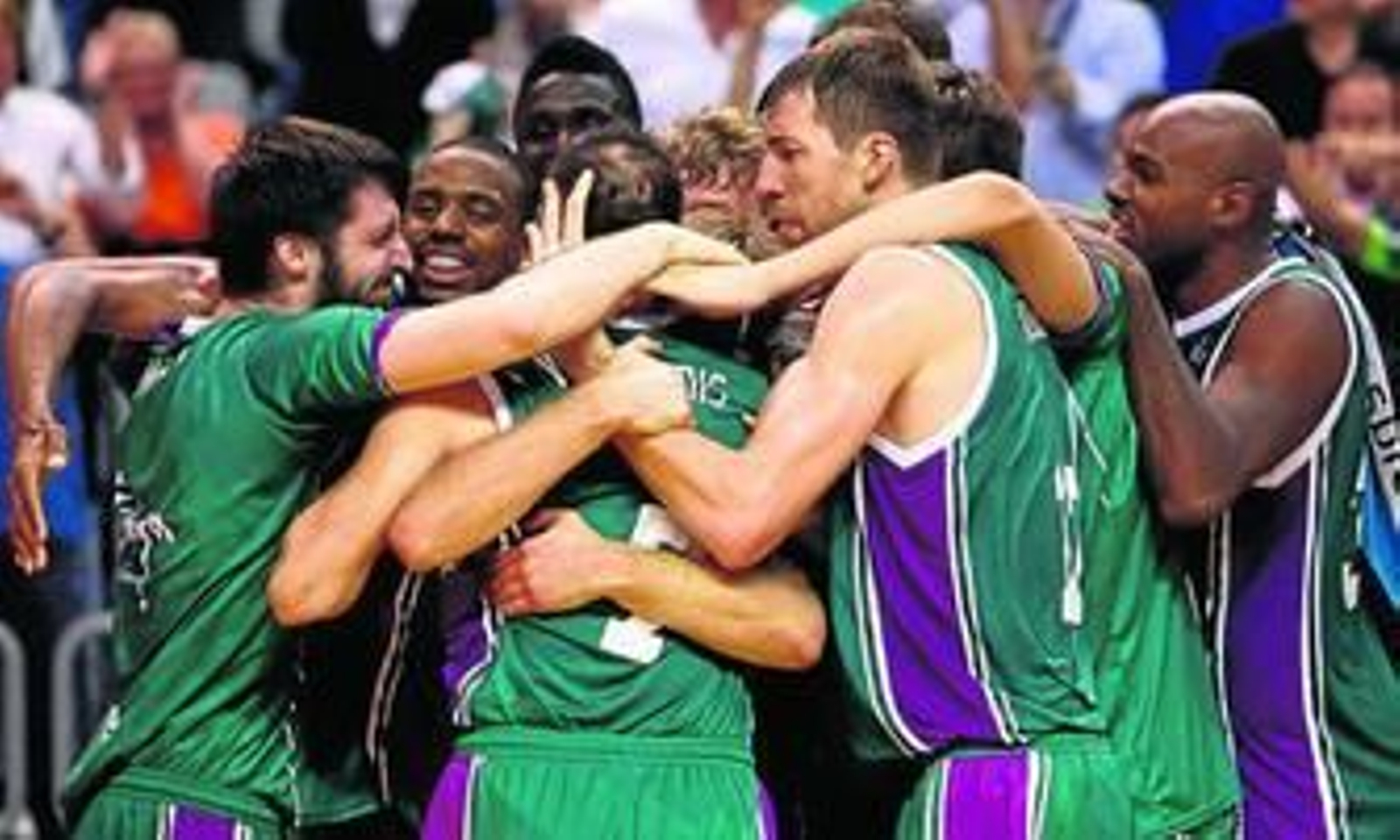 Los jugadores del Unicaja celebran con efusividad la victoria sobre la bocina ante el Alba Berlín en el Carpena.