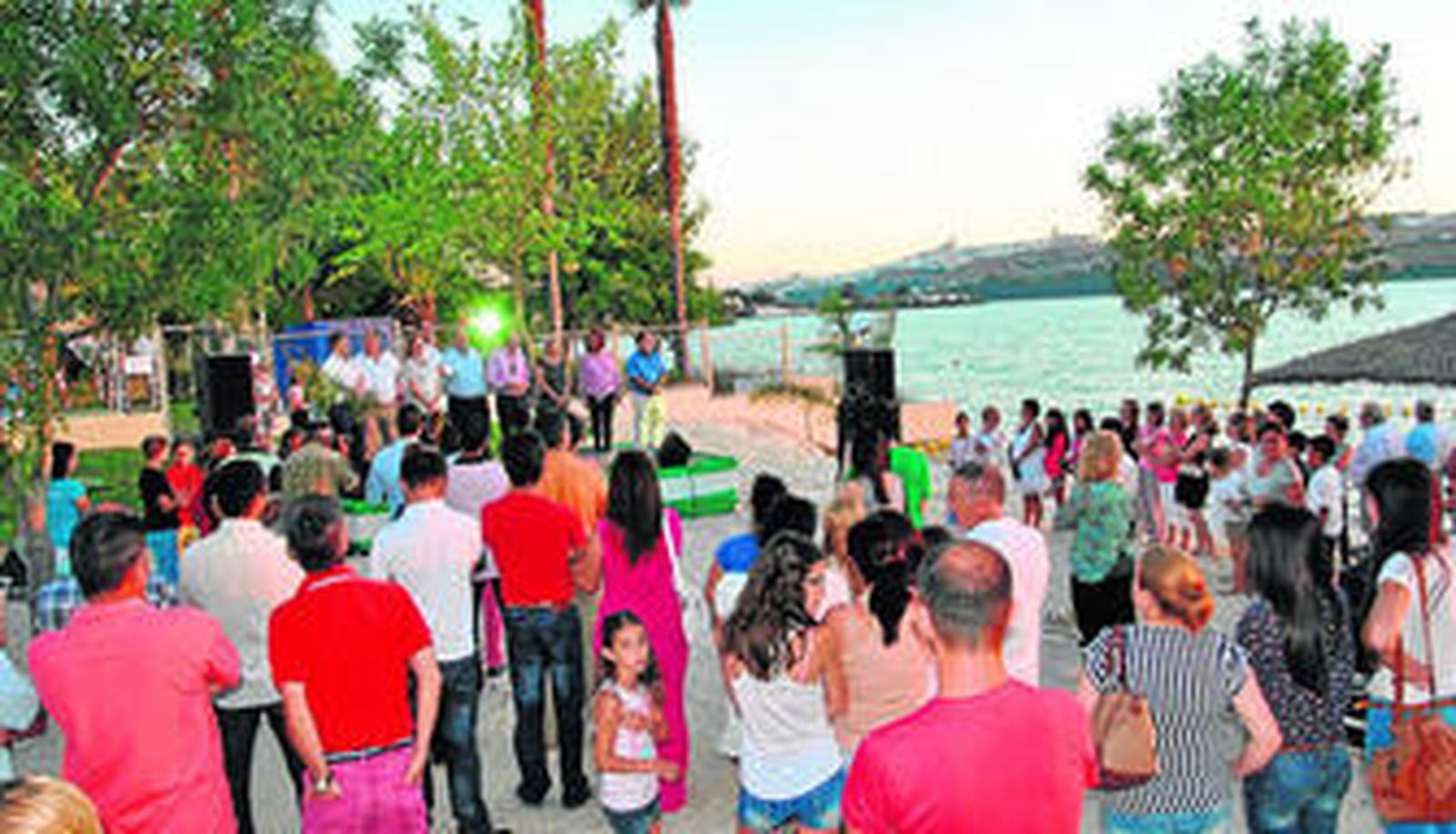 Un grupo de vecinos, el pasado viernes durante el acto de apertura de la playita artificial.