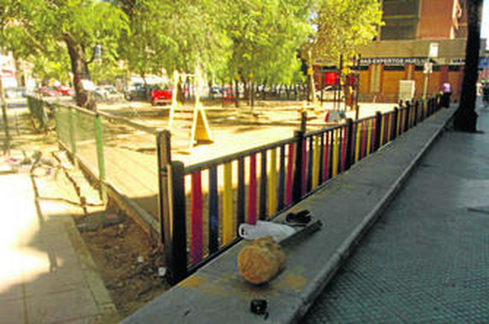 Estado en el que se encuentra el parque infantil, con las obras de remodelación en marcha.