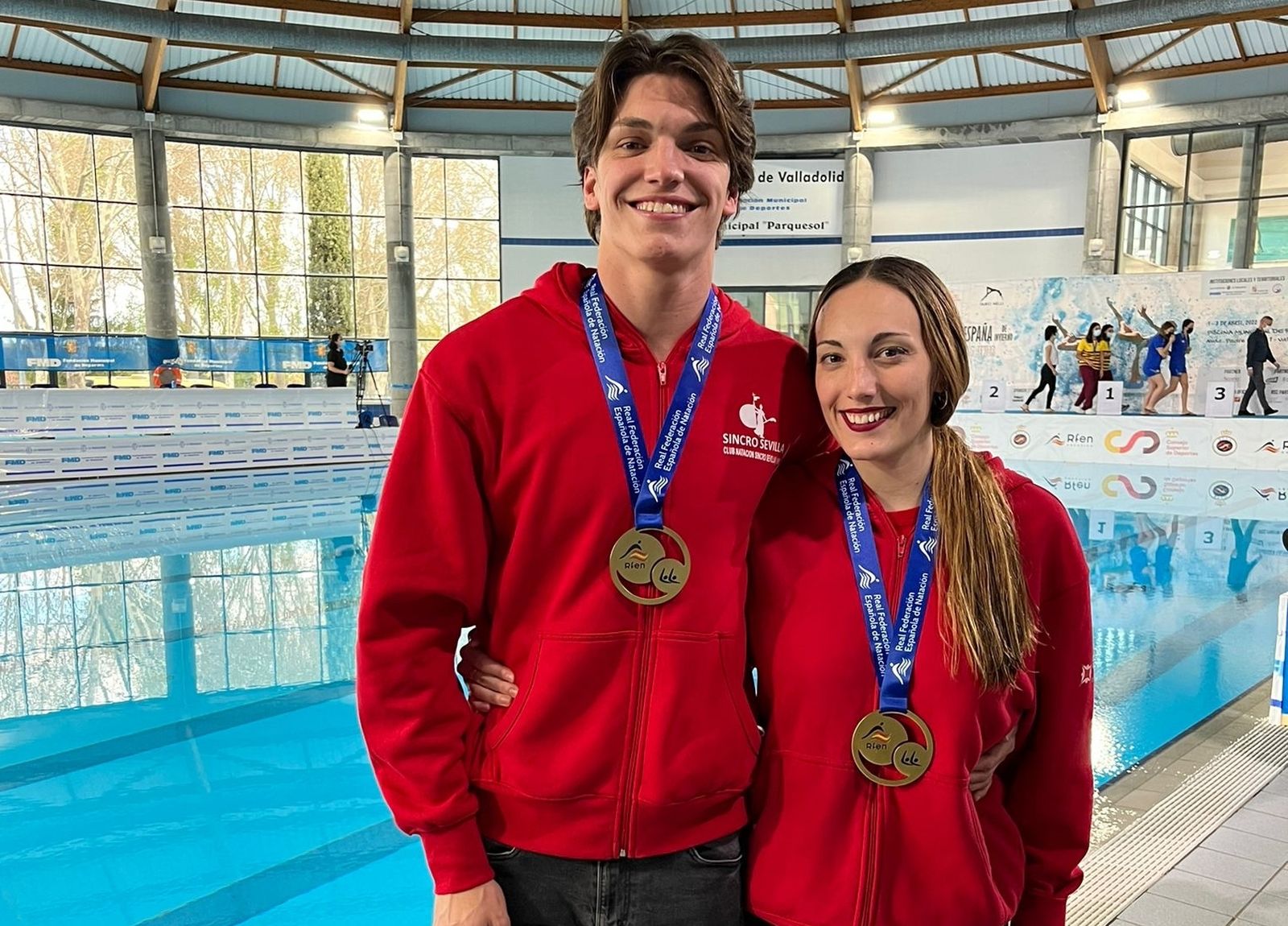 Pablo López-Sáez y Paula García posan con su medalla de oro ganada con el dúo mixto.