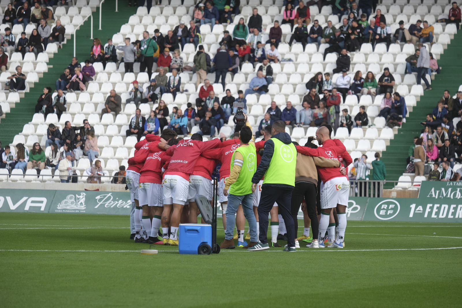 Las imágenes del ambiente en las gradas de El Arcángel en el Córdoba CF - Linares