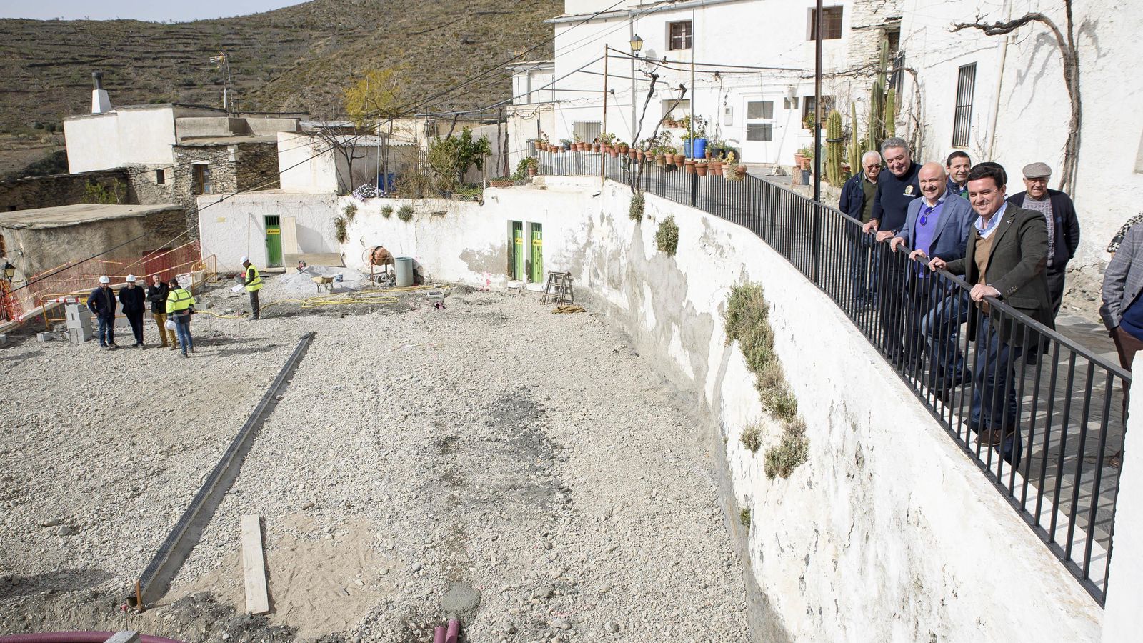 Visita al futuro aparcamiento de Senés, que facilitará la llegada de turistas.