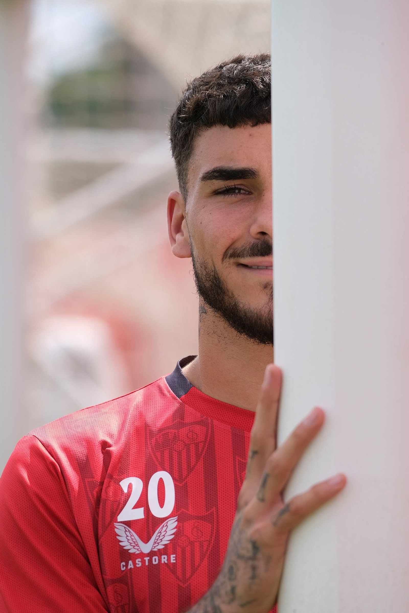 Isaac sonríe en la portería.