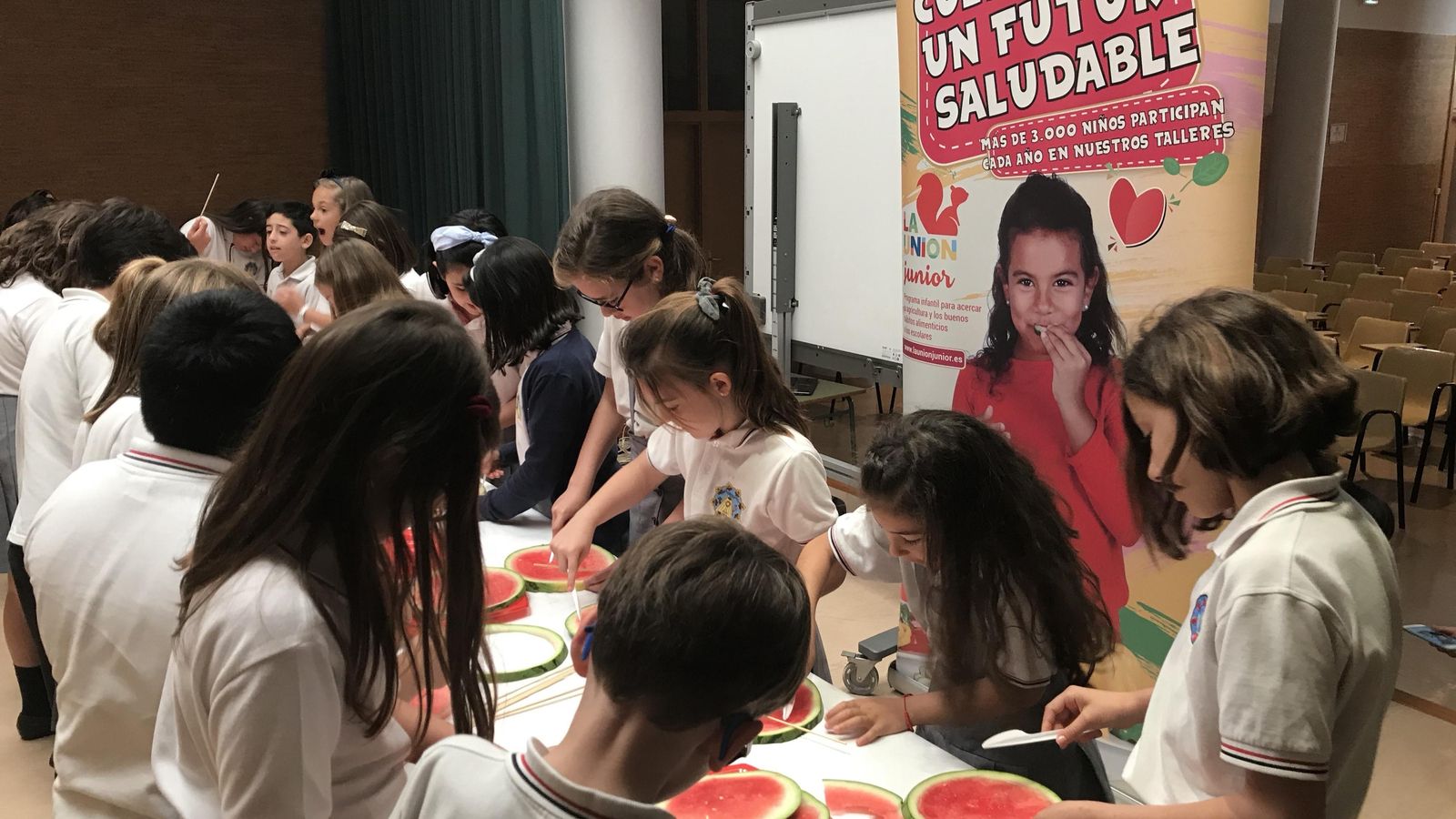 Los niños, aprendiendo a comer sano gracias a La Unión Junior.