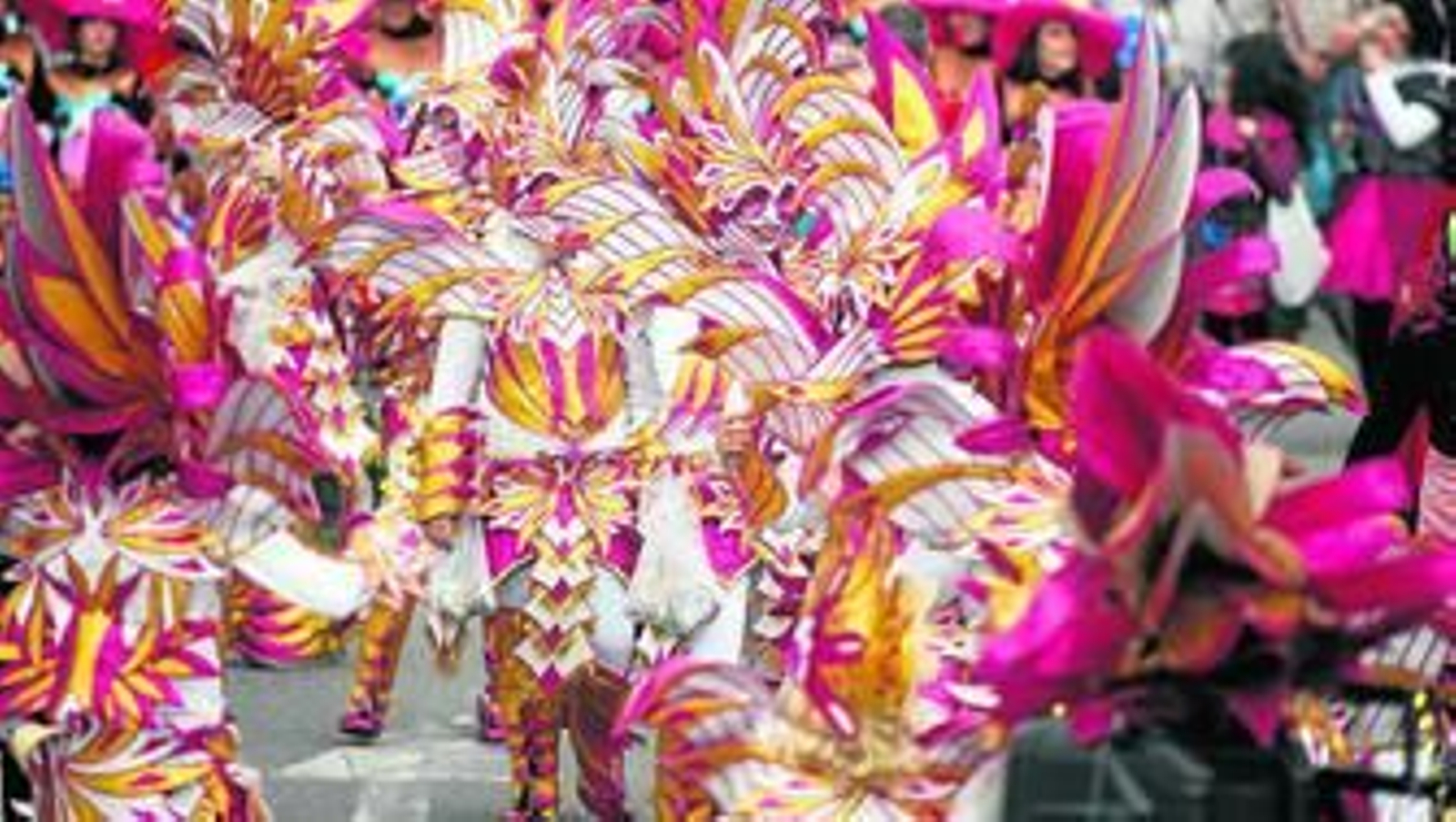 El colorido y la fantasía recorrieron ayer las principales calles cartayeras.