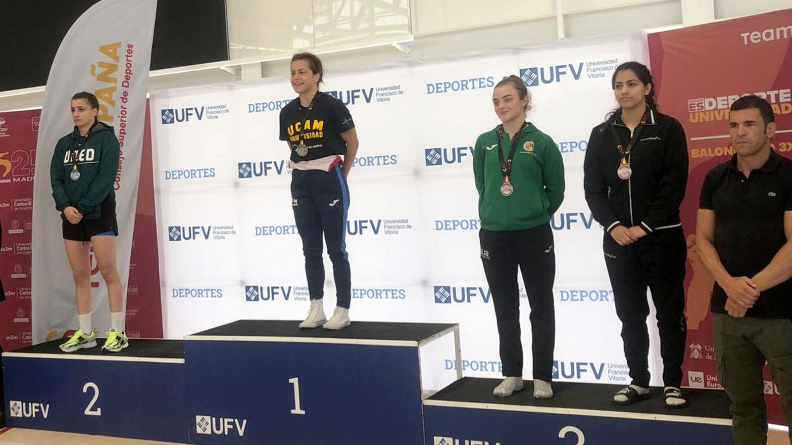 Elena Torres finalizó en tercera posición en lucha olímpica.