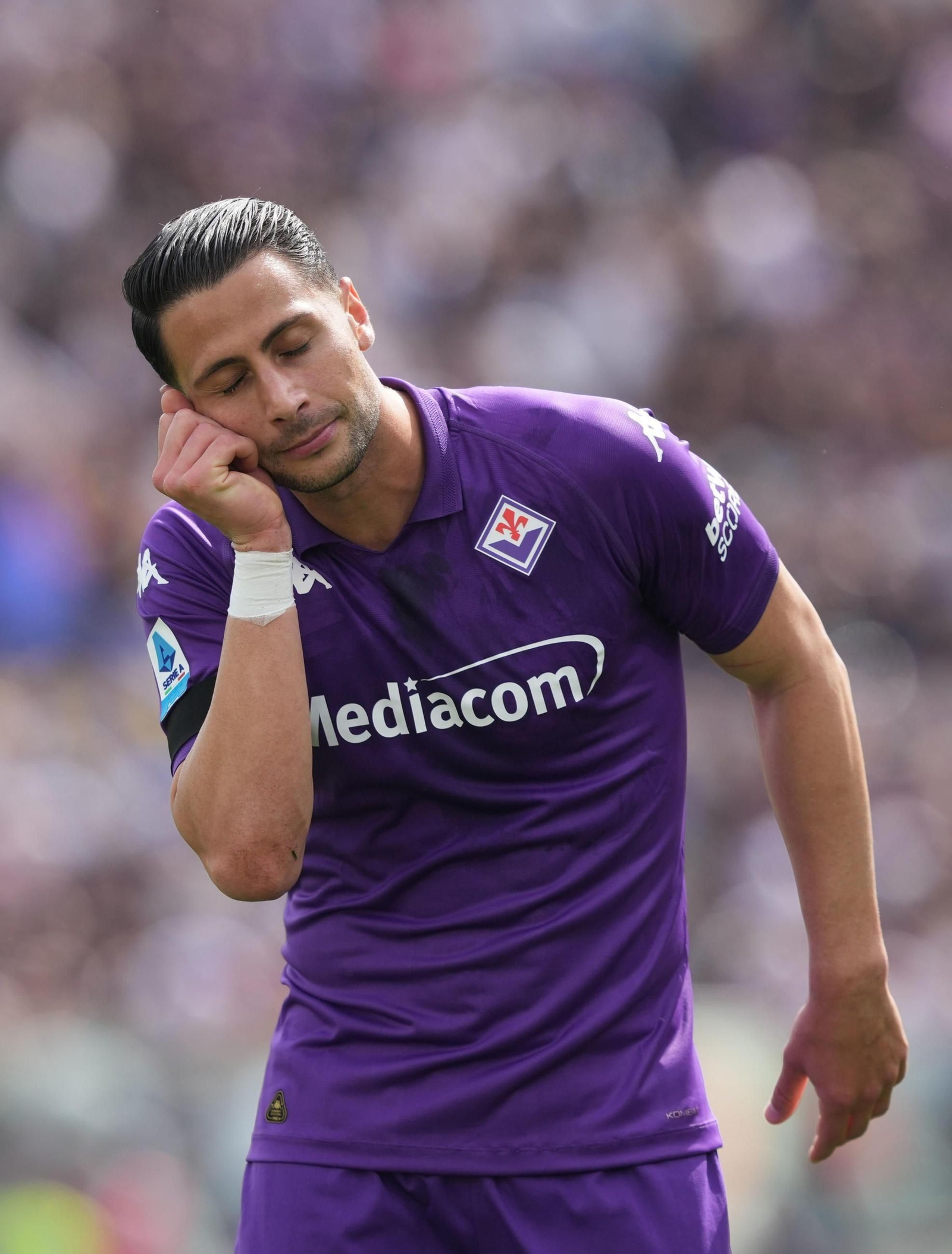 Mandragora celebra un gol, en un encuentro con la Fiorentina, con un gesto característico suyo.