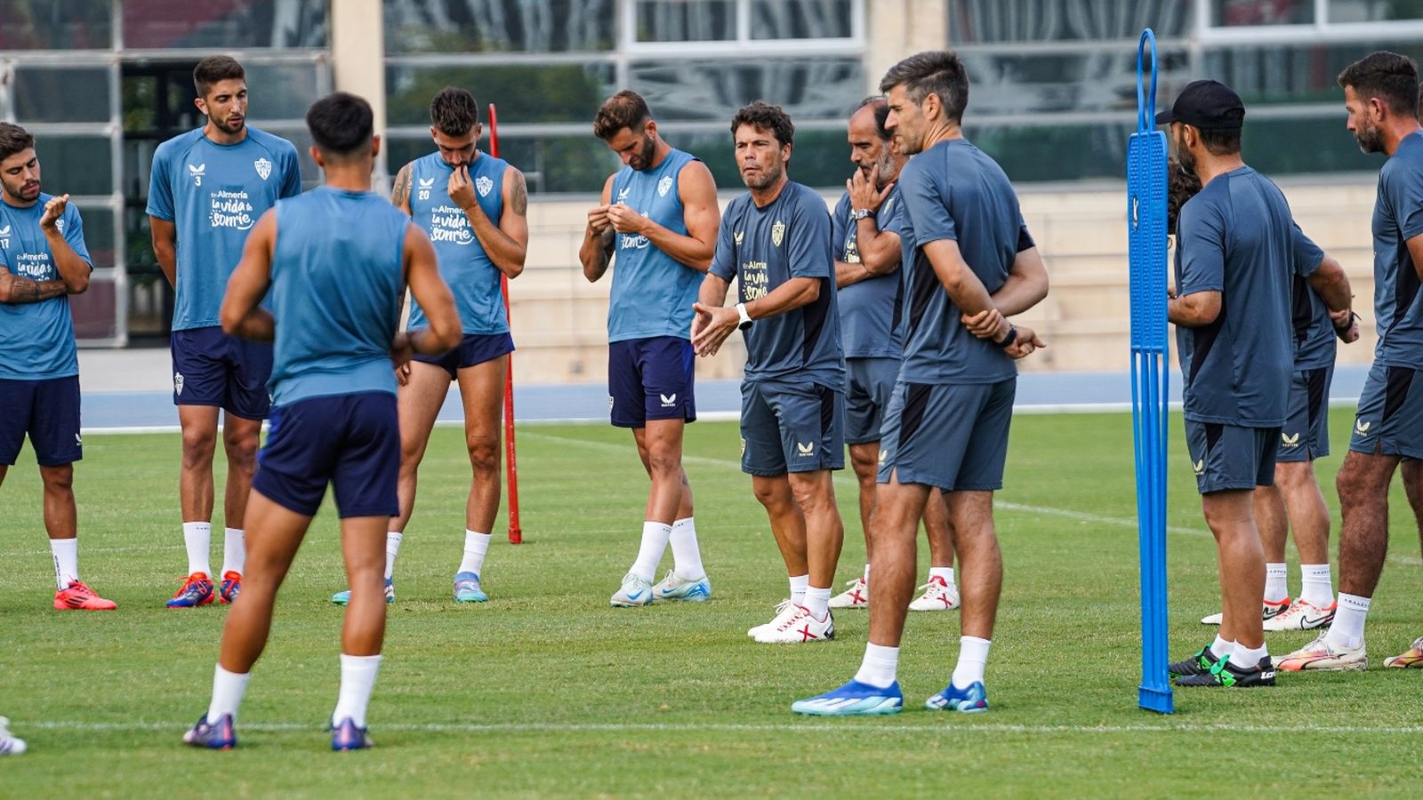 El entrenador catalán se dirige a sus futbolistas en la preparación del duelo ante el Tenerife.