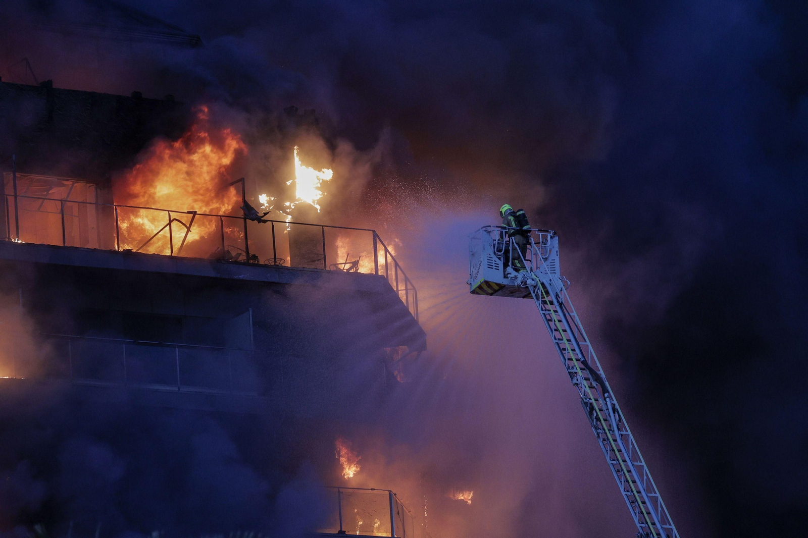 El incendio del edificio en Valencia, en imágenes El incendio del edificio en Valencia, en imágenes