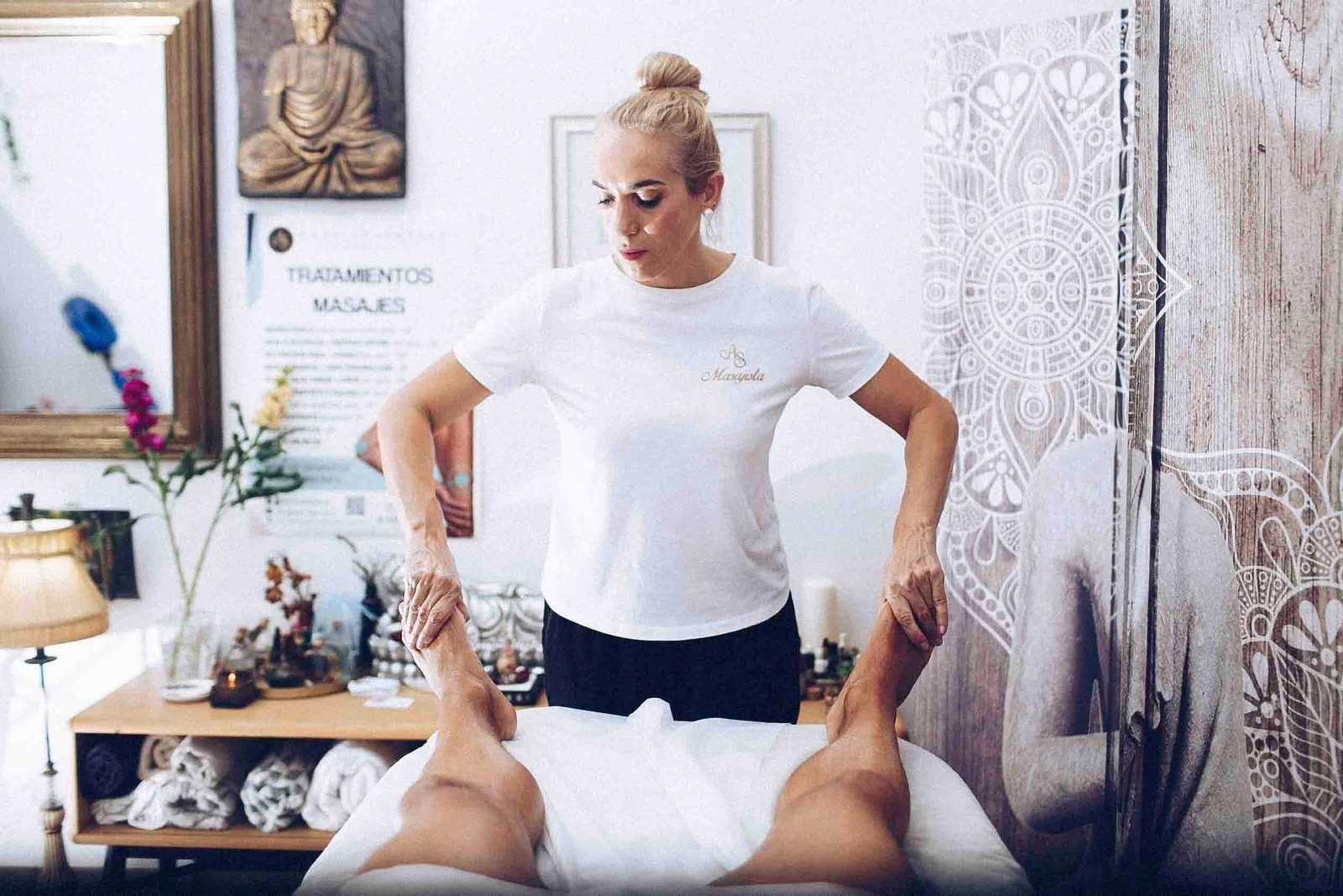 Masaje en los pies, algo muy solicitado, a Ángeles Serrano.