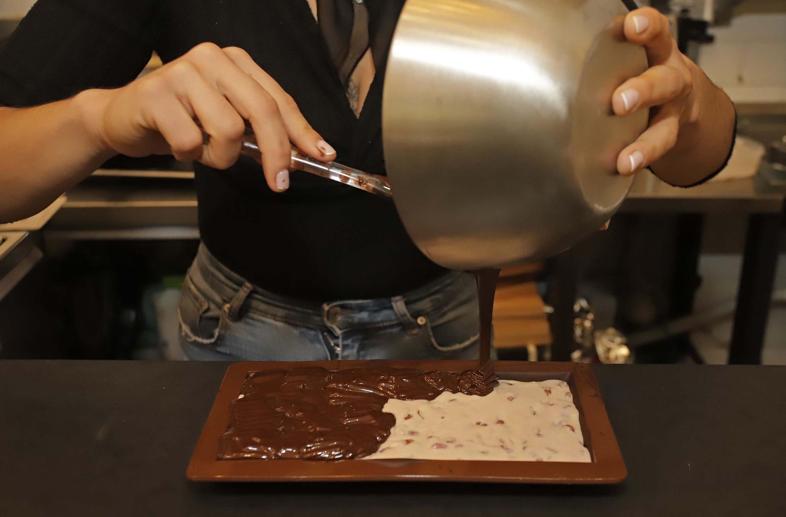 Mariana Cardoso prepara bombones rellenos artesanos en 'El lugar que no existe', en imágenes