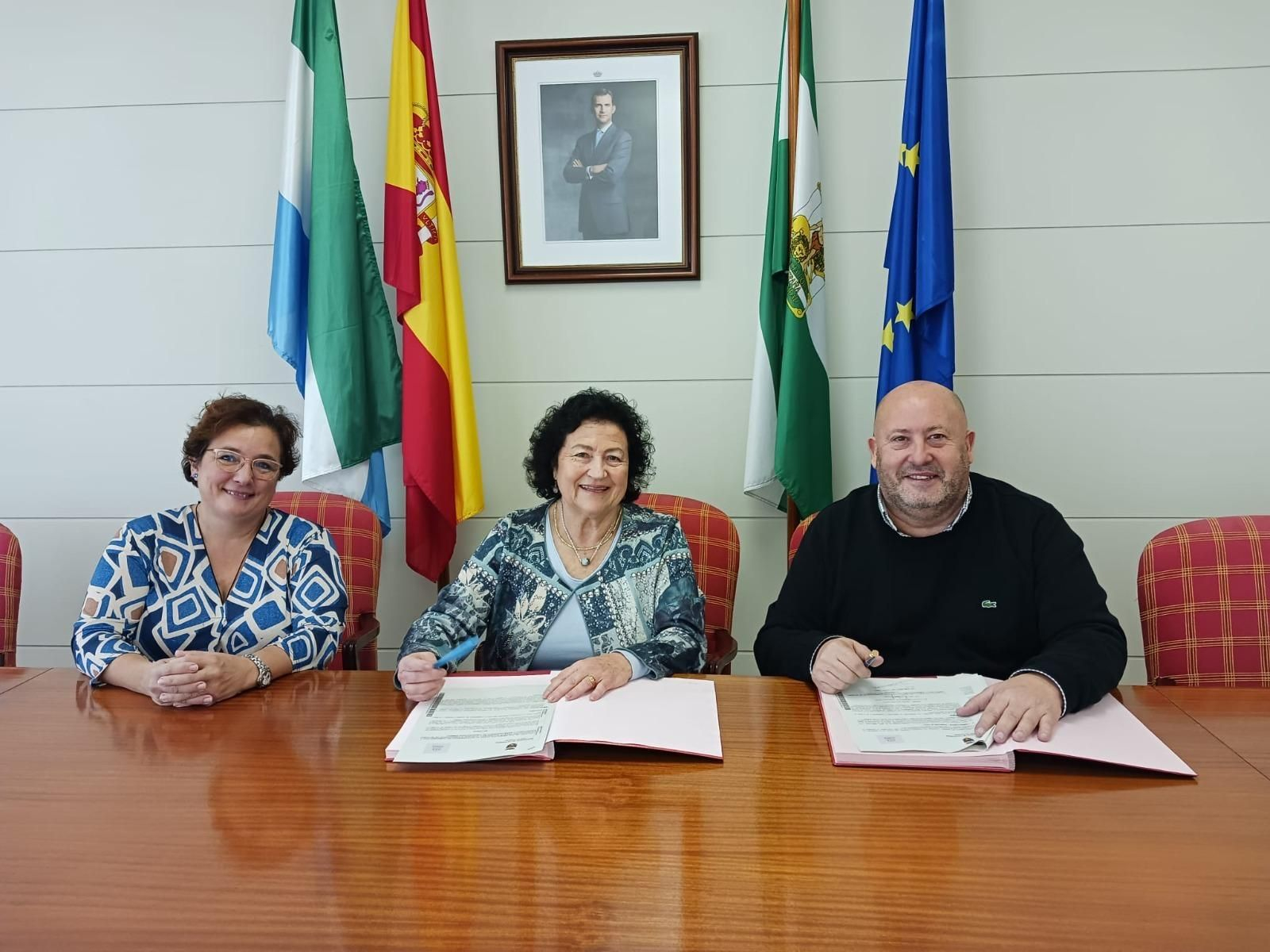 La firma de un convenio entre el Ayuntamiento y un colectivo empresarial.