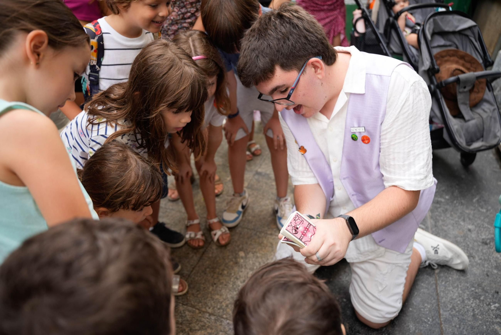 Las mejores imágenes del espectáculo de magia en la calle de la Feria de Almería