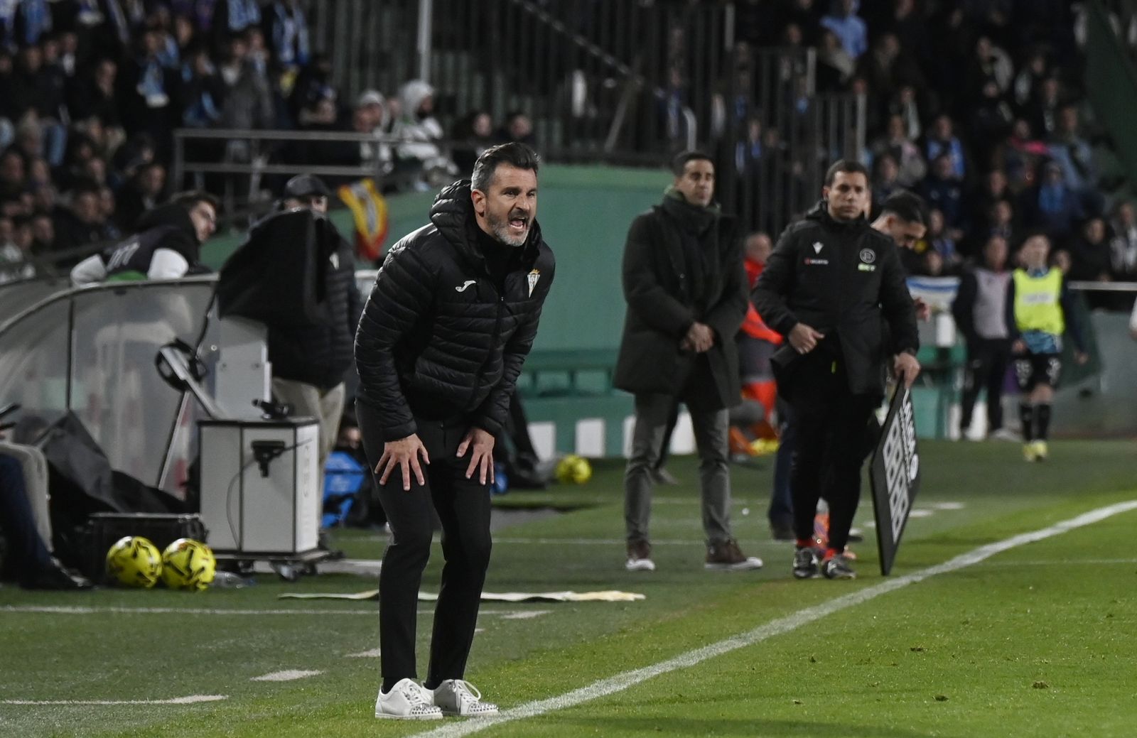 Iván Ania da órdenes durante un lance del partido.