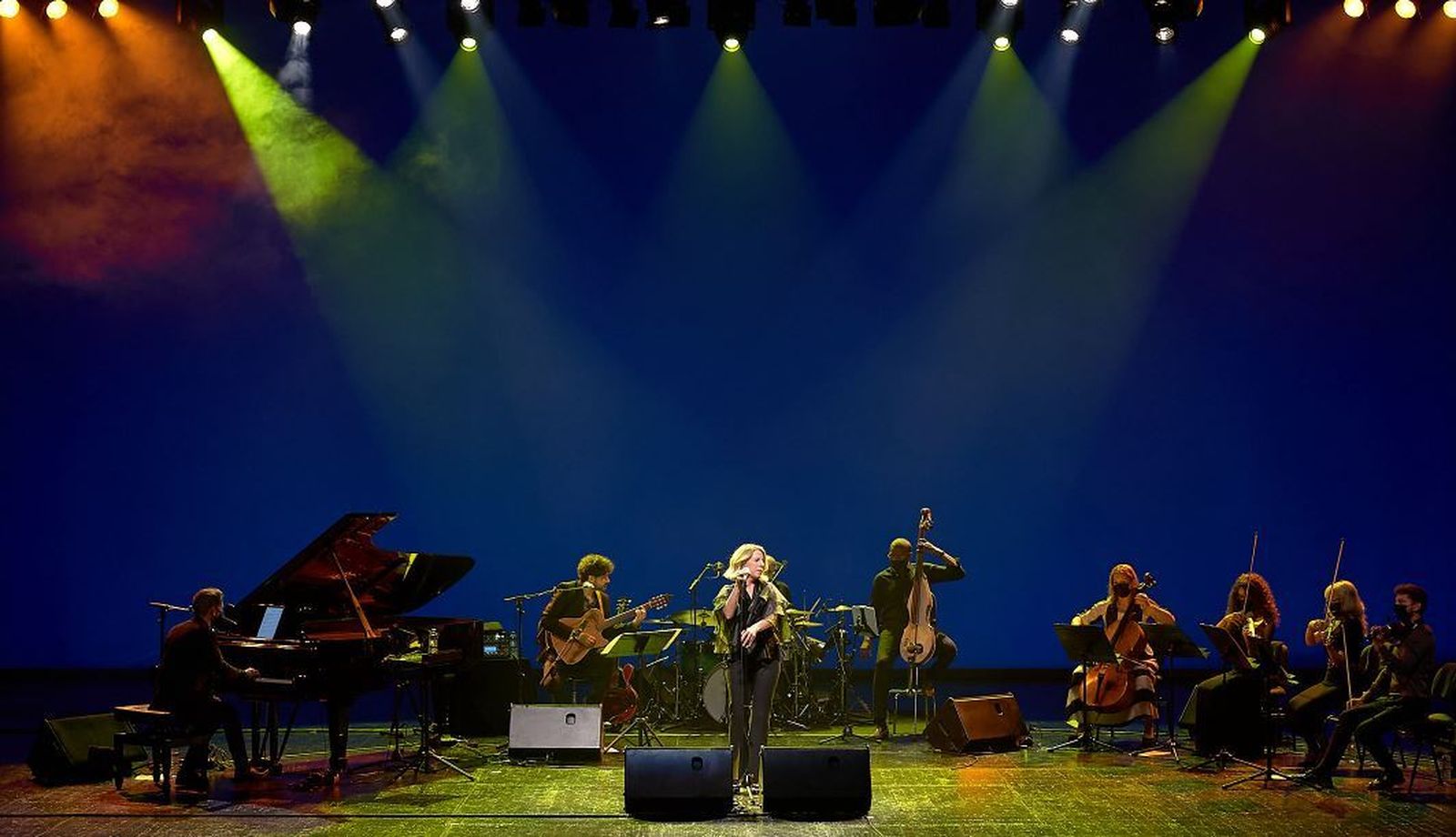 Sole Giménez al frente de su banda y del cuarteto Dale Cuerda