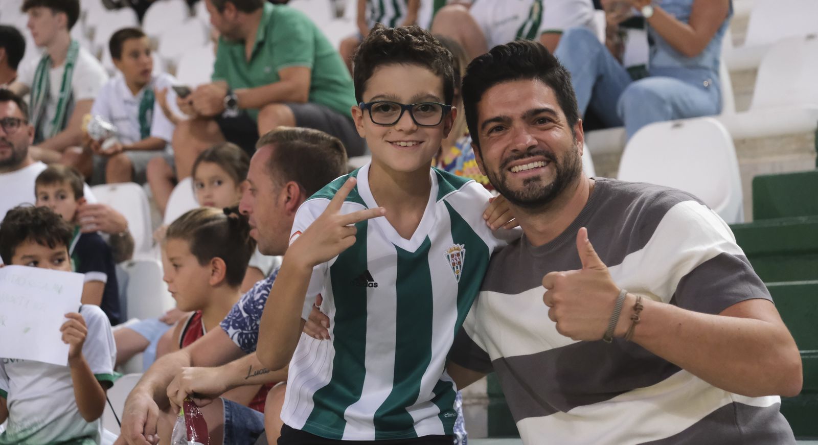 Dos abonados del Córdoba CF en El Arcángel.