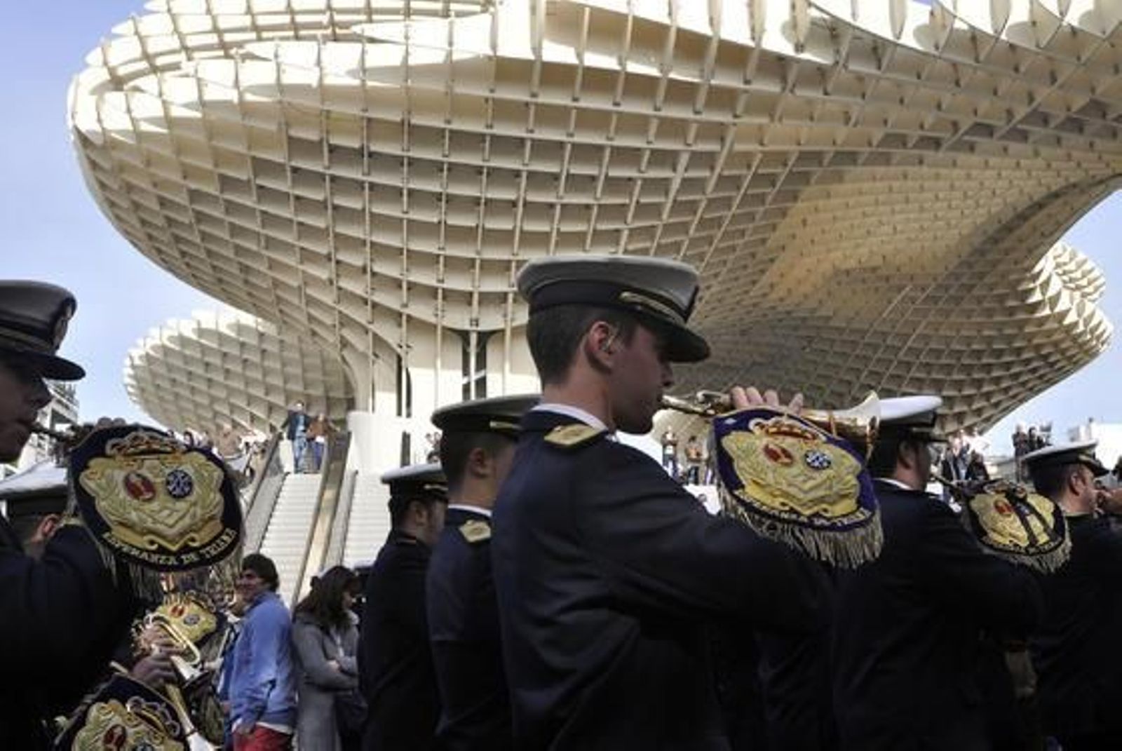 Setenta bandas procesionales de toda España desfilan por Sevilla. / Manuel Gómez