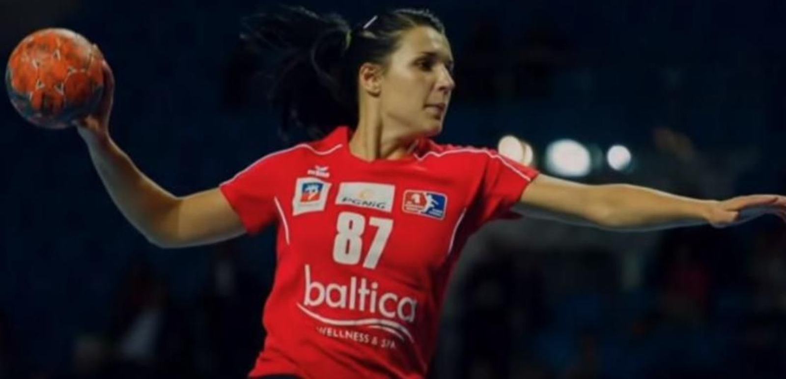 Hanna Yashchuk lanza a portería.