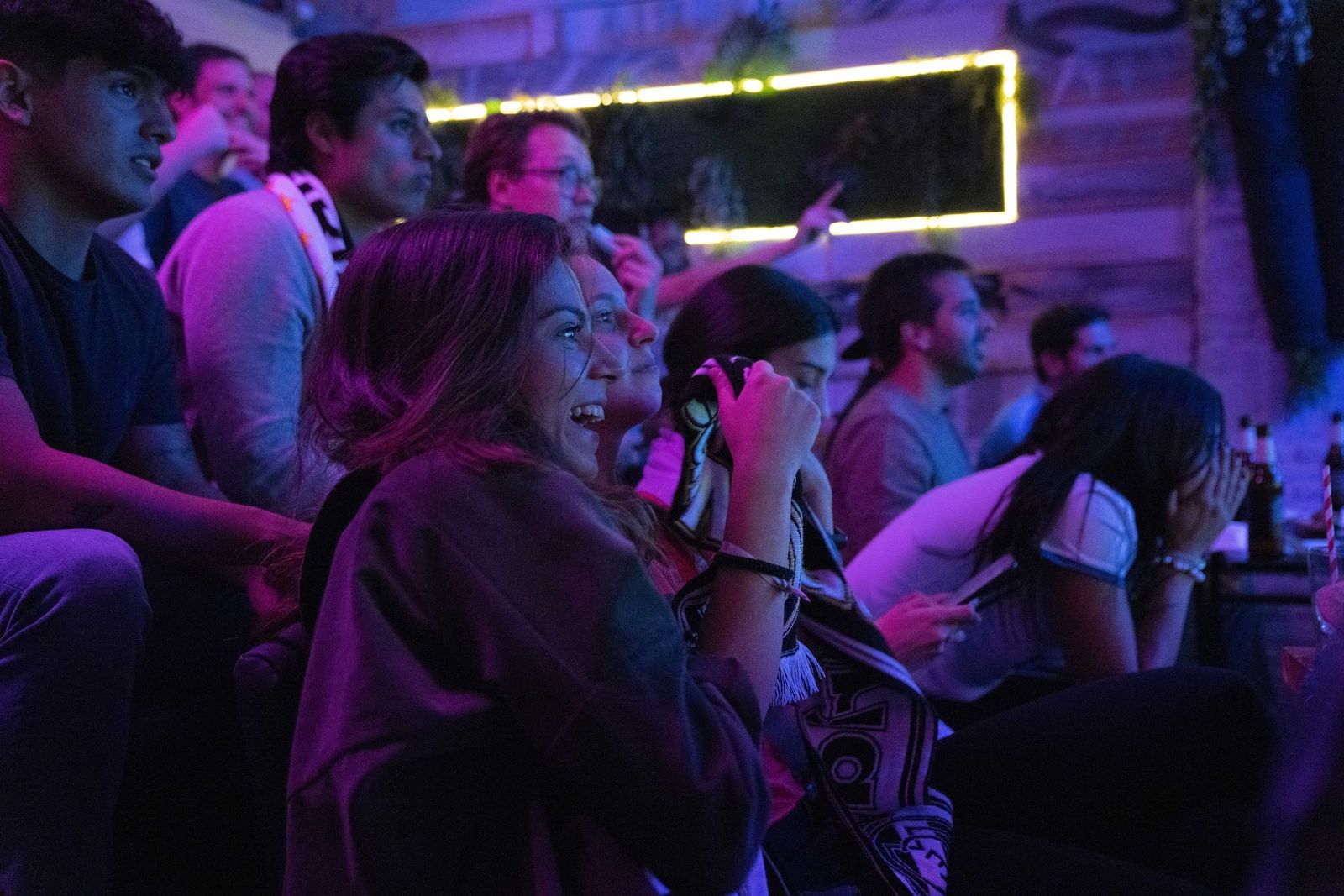 Una de las gradas para ver el fútbol en un bar.