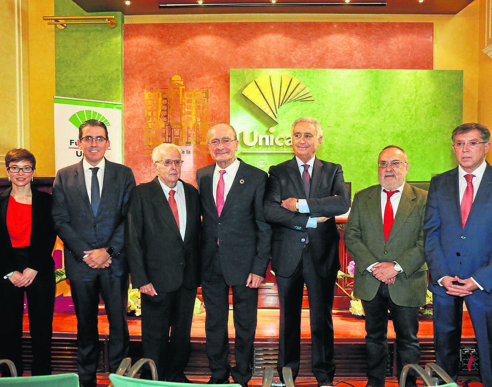 Fotografía de familia de los premiados y de las autoridades.
