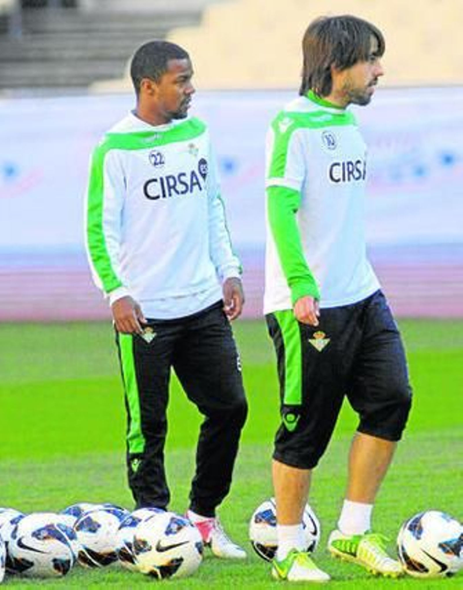 Beñat controla un balón con el pie izquierdo, con Pabón justo detrás.