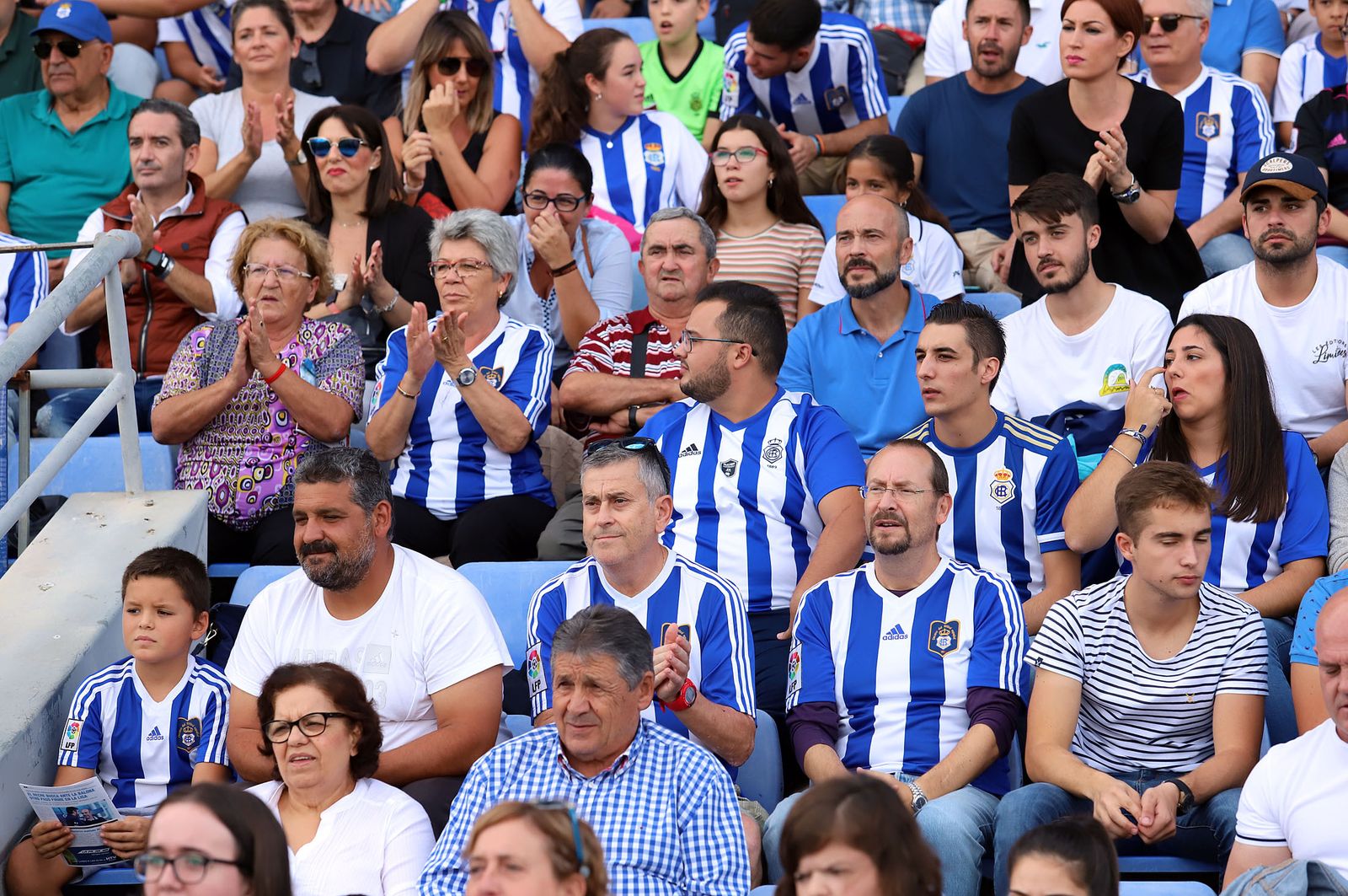 Imágenes del ambiente en el Estadio Nuevo Colombino