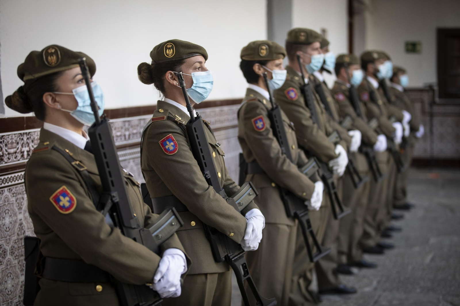 Fotos: la fiesta nacional se celebra en el Madoc de Granada con el izado de la bandera