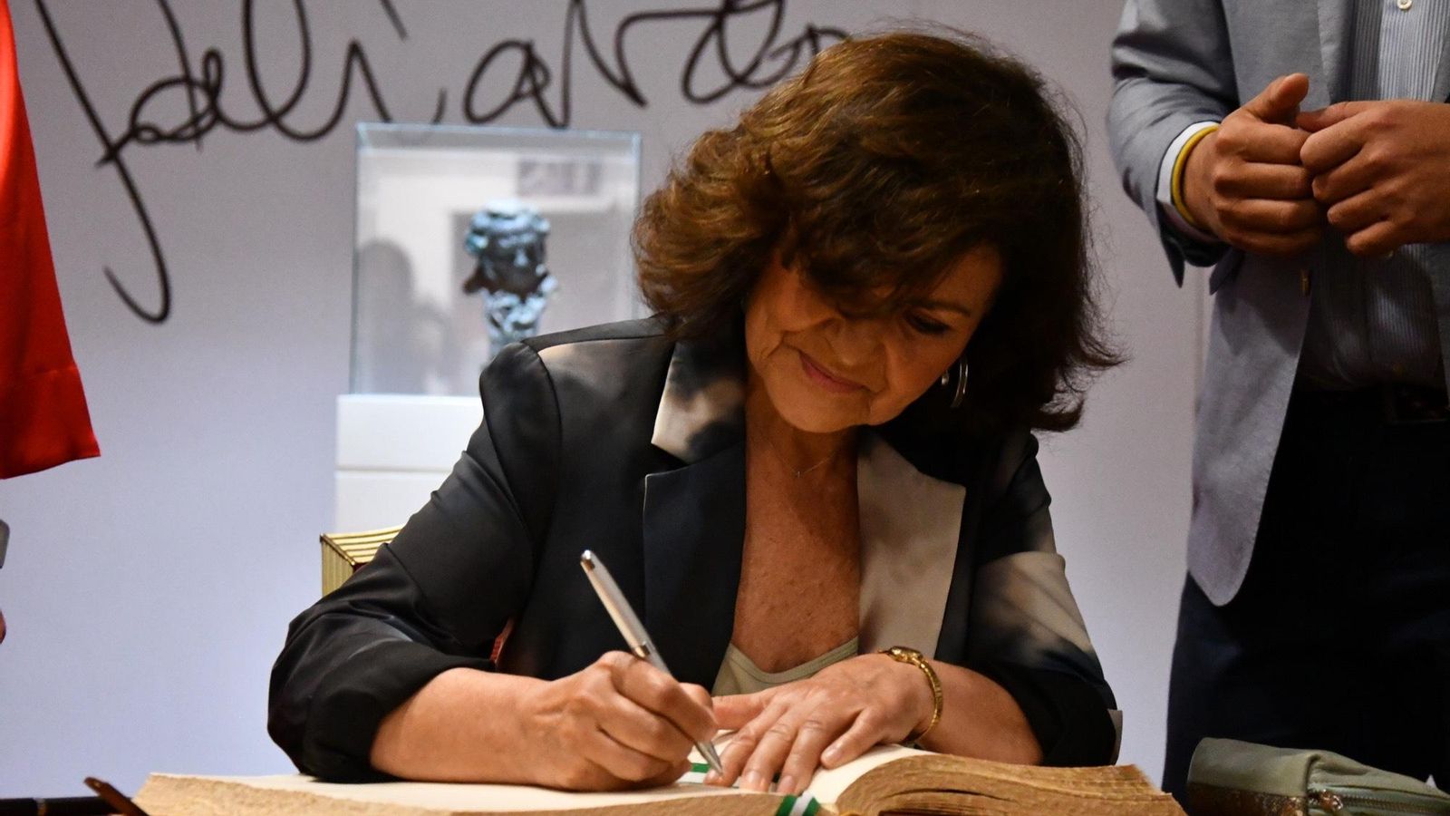 Carmen Calvo firmando en el Libro de Honor de la Ciudad de San Roque
