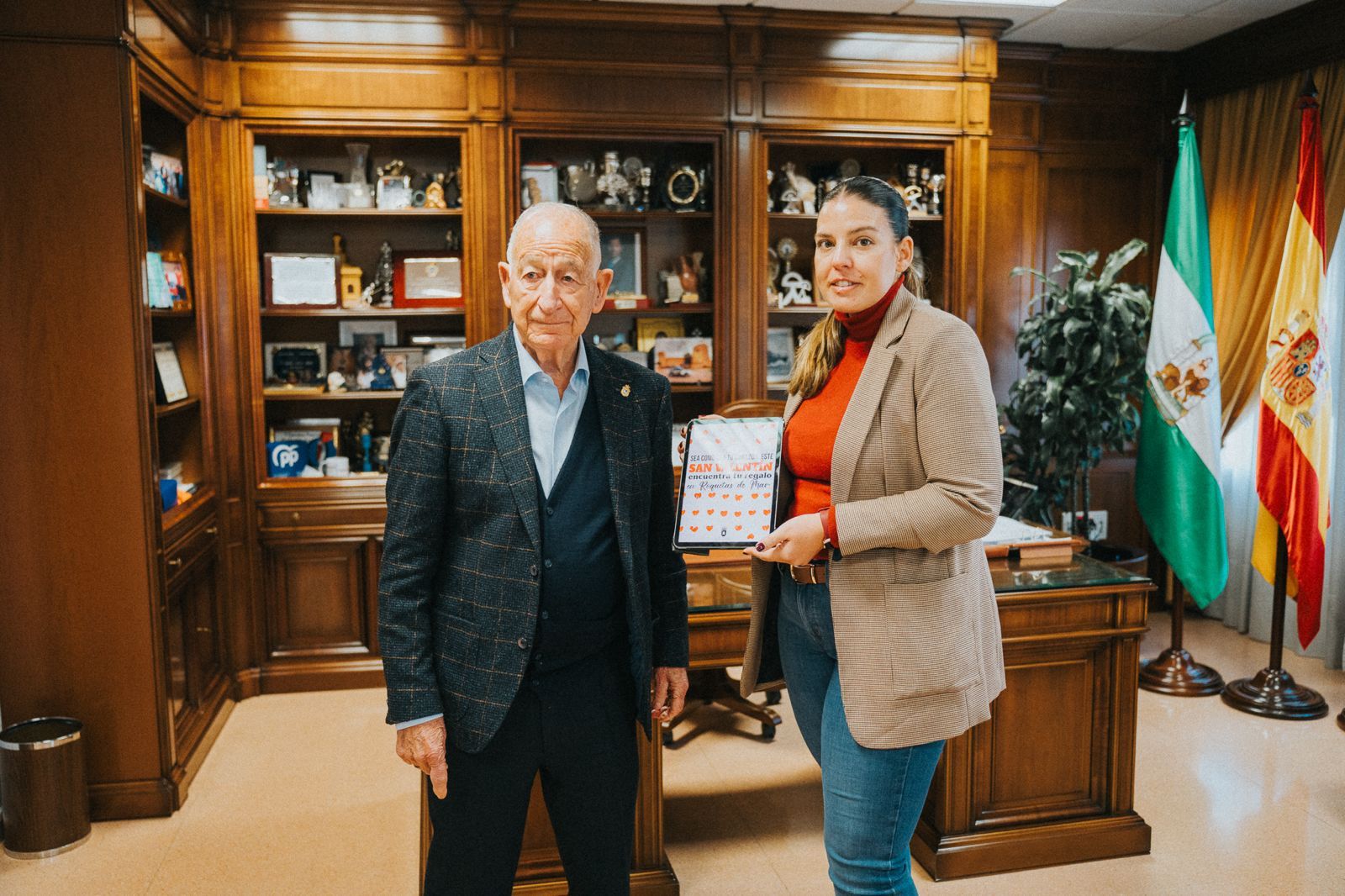 Presentación de la nueva campaña de San Valentín para impulsar el comercio local de Roquetas.