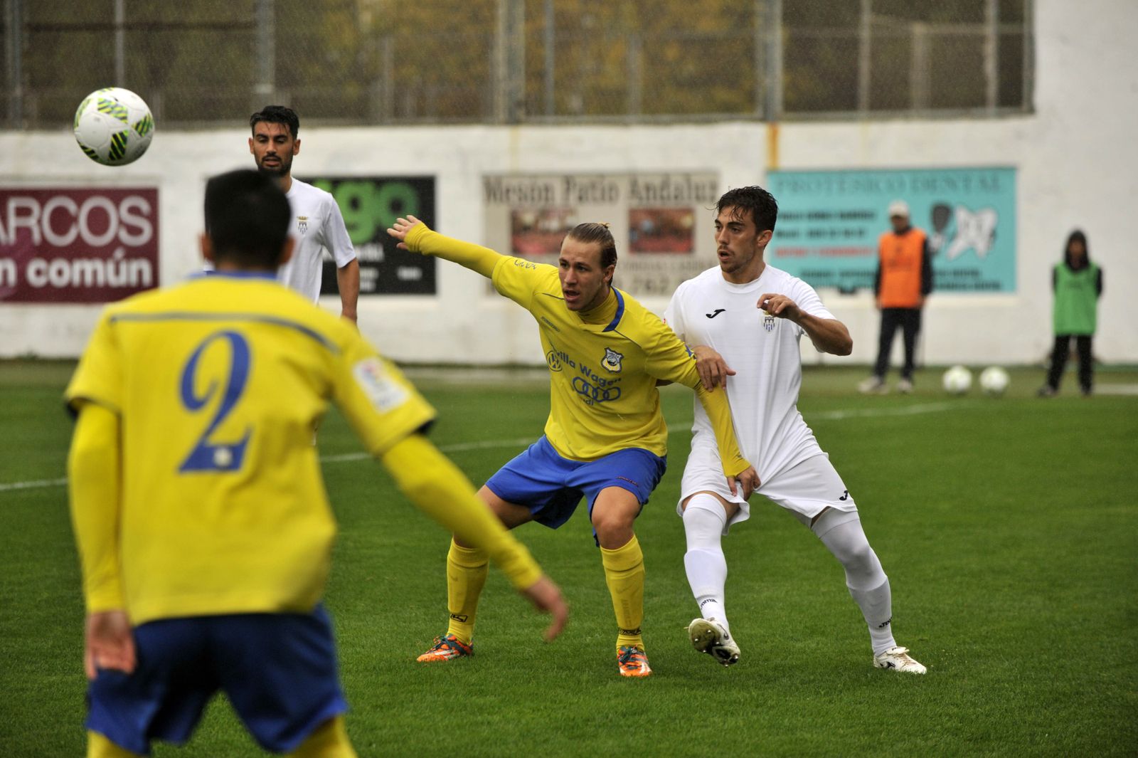 Nano Cavilla (d), en acción con la camiseta del Arcos contra el Coria la pasada temporada.