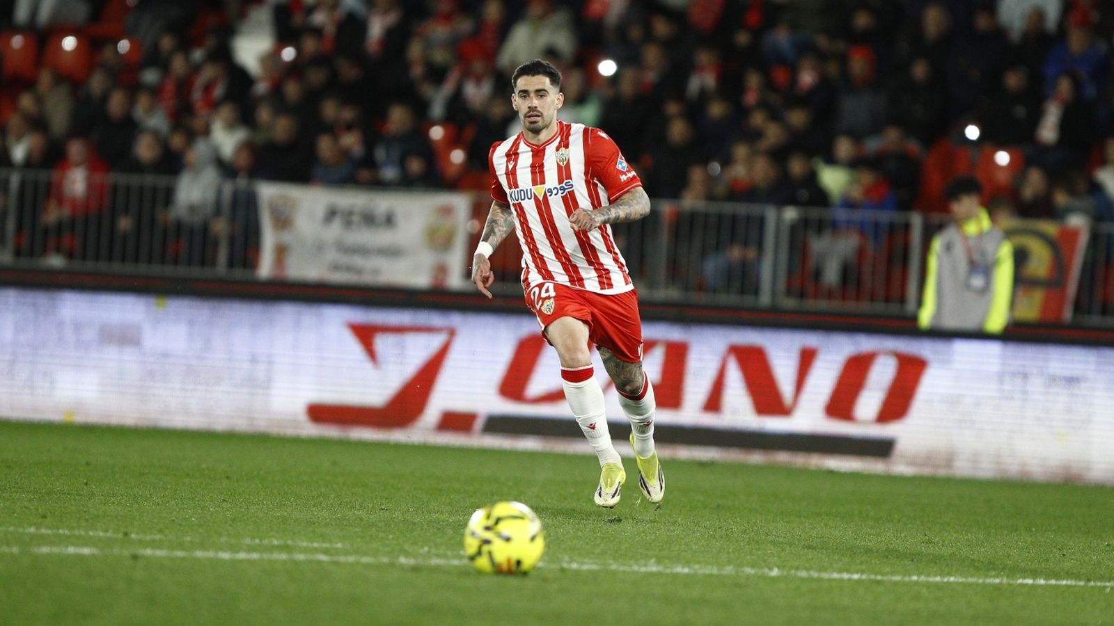 Miguel de la Fuente presiona al rival, seña de identidad desde su aterrizaje en Almería.