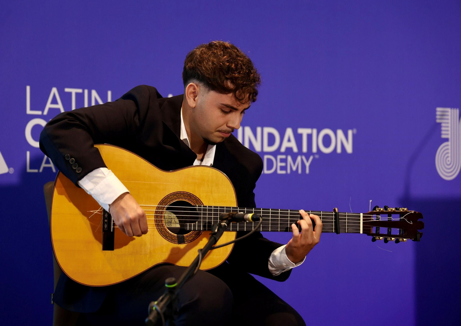 El guitarrista Marcos Gago recibe la beca Legado Paco de Lucía de la Fundación Grammy Latino