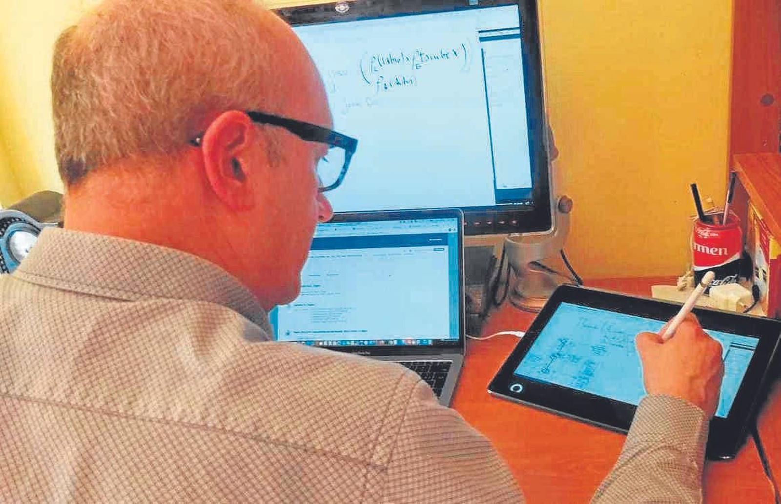 Miguel Torres Gíl durante una de sus clases virtuales a los alumnos del Grado de Ingeniería Informática de la UAL.